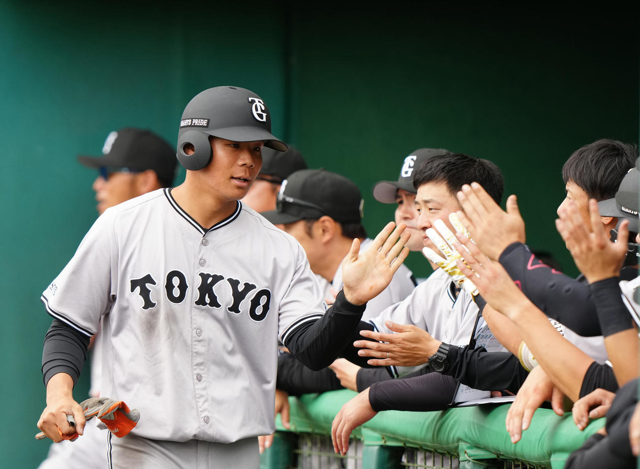 広島対巨人　7回表巨人1死三塁、萩尾の適時打で生還した佐々木（撮影・江口和貴）