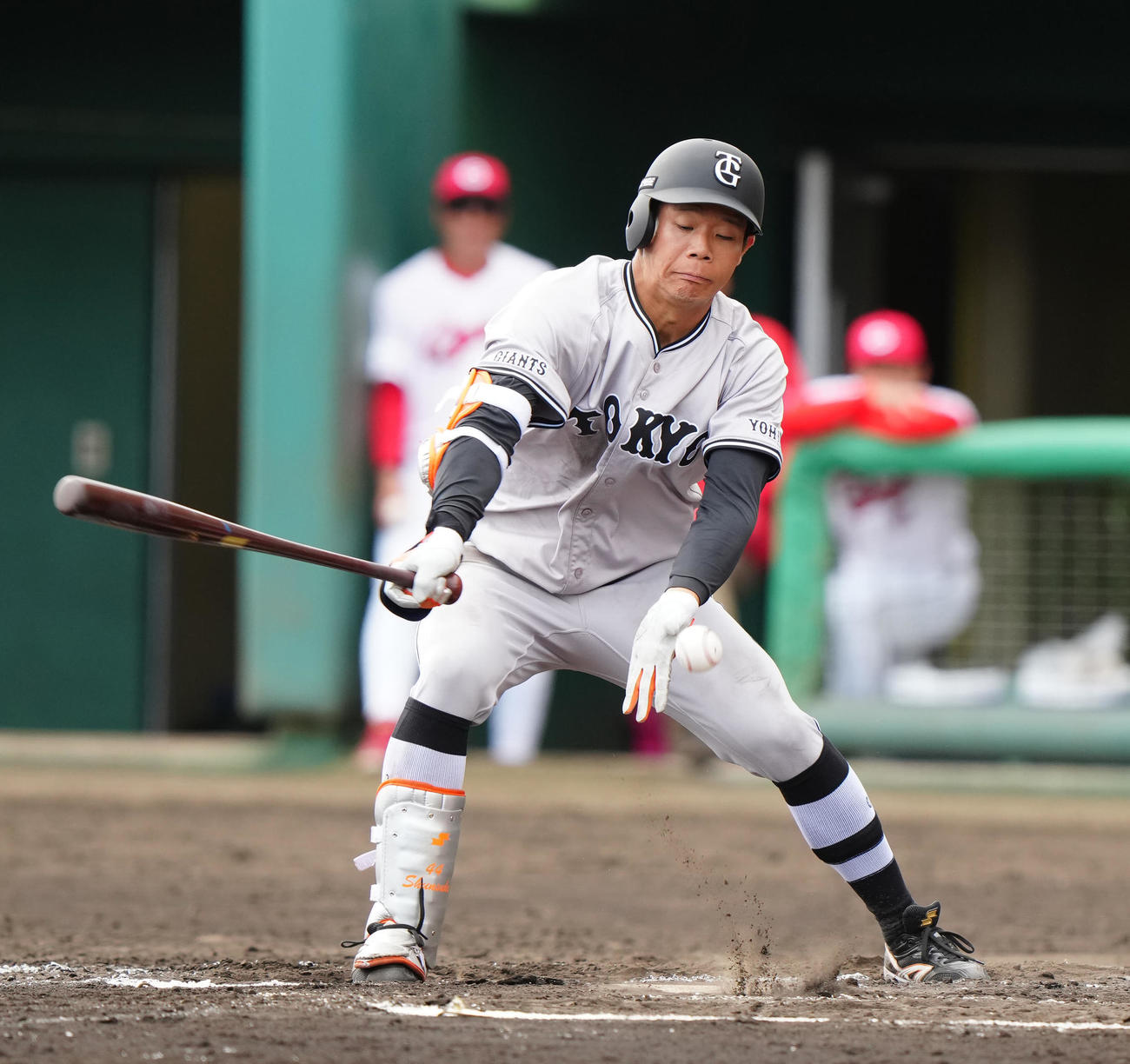 広島対巨人　7回表巨人無死一塁、捕手石原の悪送球で出塁する佐々木（撮影・江口和貴）