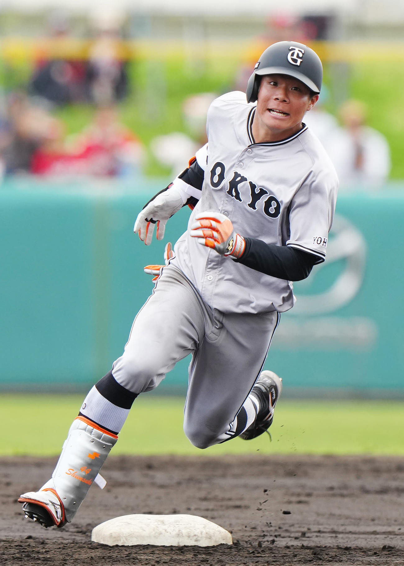 広島対巨人　7回表巨人無死一塁、捕手石原の悪送球で出塁し三塁へ向かう佐々木（撮影・江口和貴）