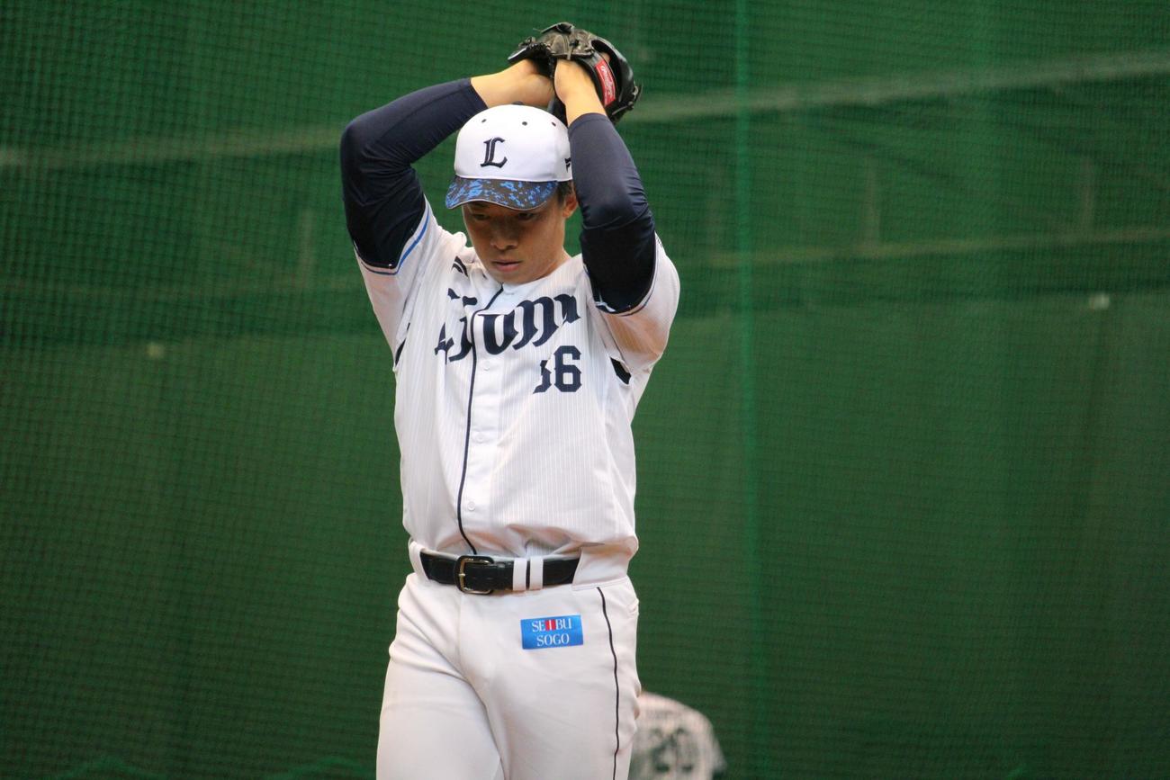 ライブBPの静けさの中で振りかぶる西武ドラフト5位宮沢（撮影・金子真仁）