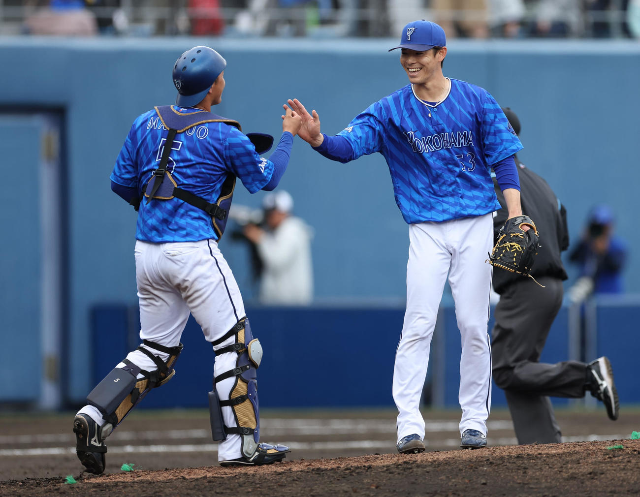 日本ハム対DeNA　試合終了後、タッチをするDeNA松尾（左）と中川（撮影・佐藤翔太）