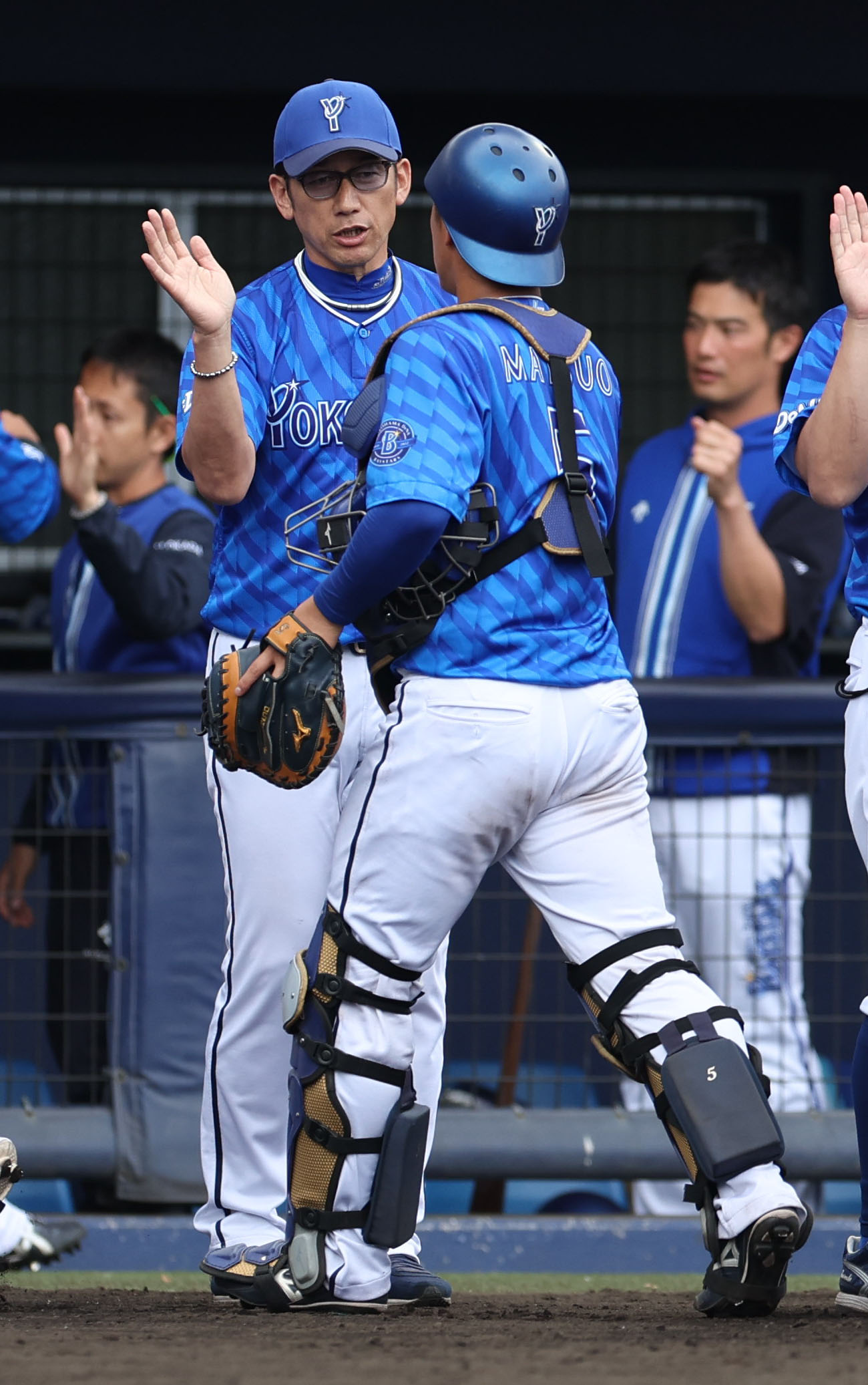日本ハム対DeNA　試合終了後、DeNA三浦監督（左後方）は松尾を出迎える（撮影・佐藤翔太）