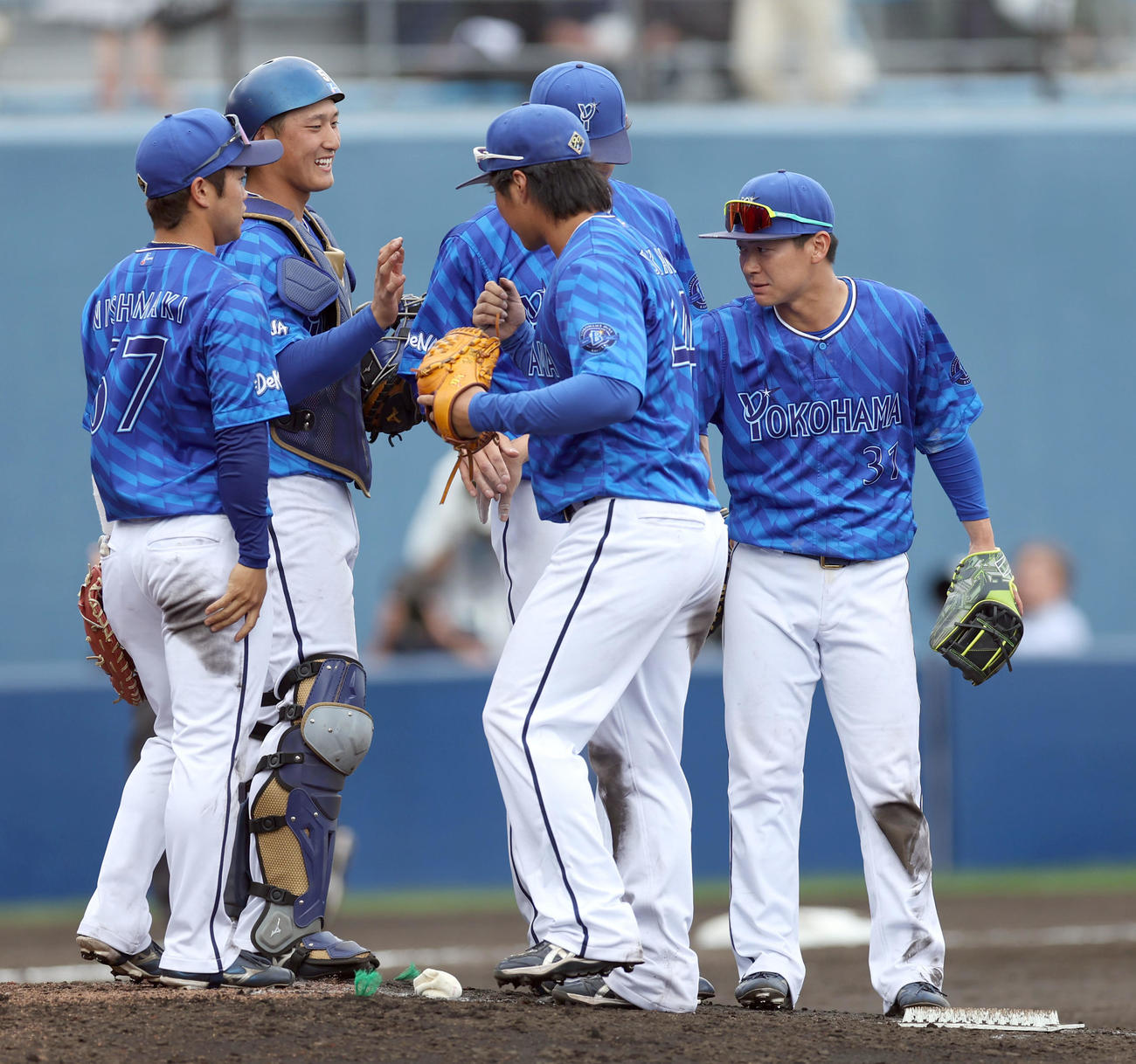日本ハム対DeNA　試合終了後、タッチをするDeNA松尾（左から2人目）らナインたち（撮影・佐藤翔太）