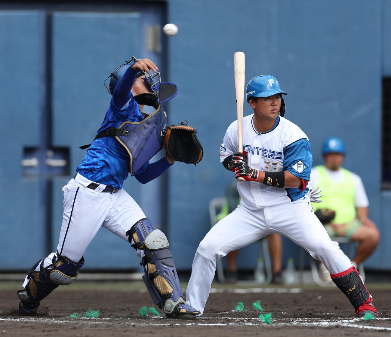 日本ハム対DeNA 6回裏日本ハム2死一塁、細川の盗塁を阻止する松尾（撮影・佐藤翔太）
