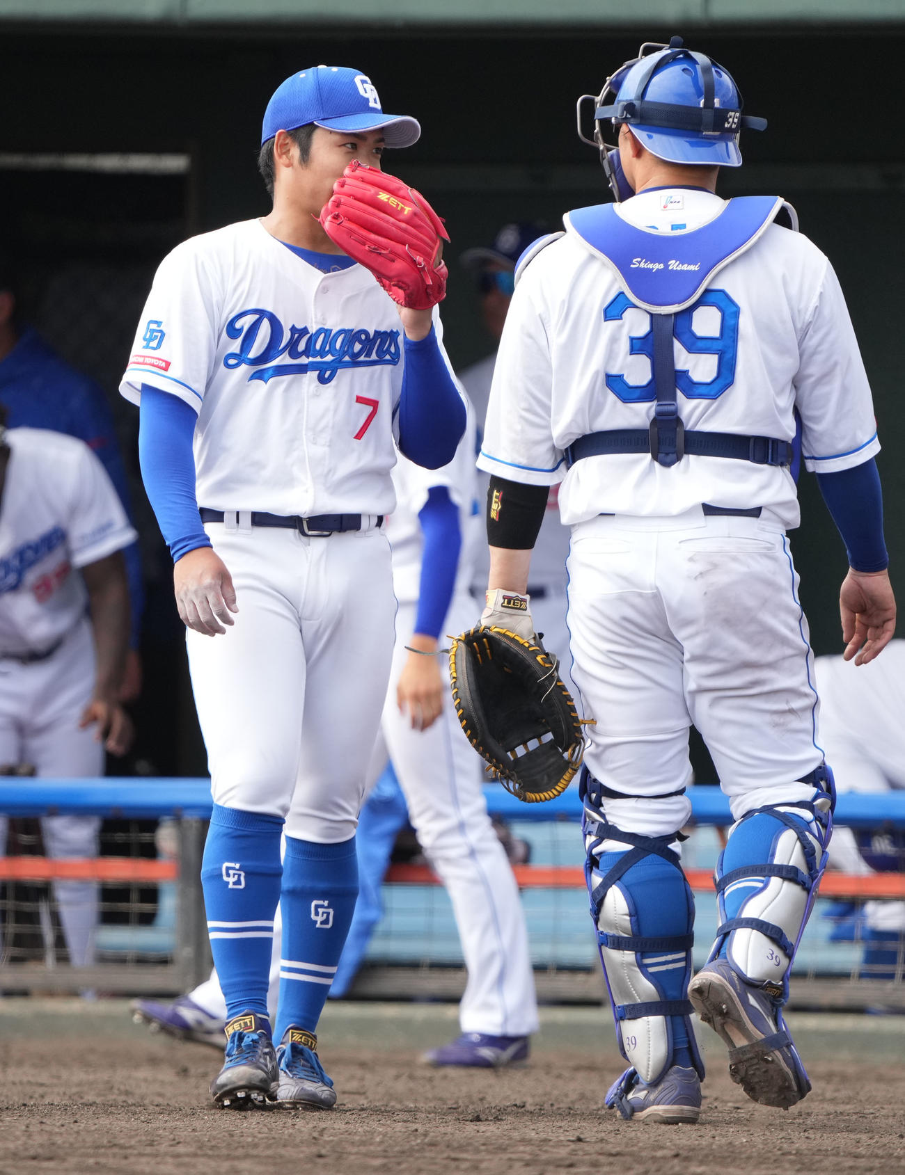 中日対楽天　4回表終了、捕手宇佐見（右）と言葉を交わしベンチへ戻る根尾（撮影・森本幸一）