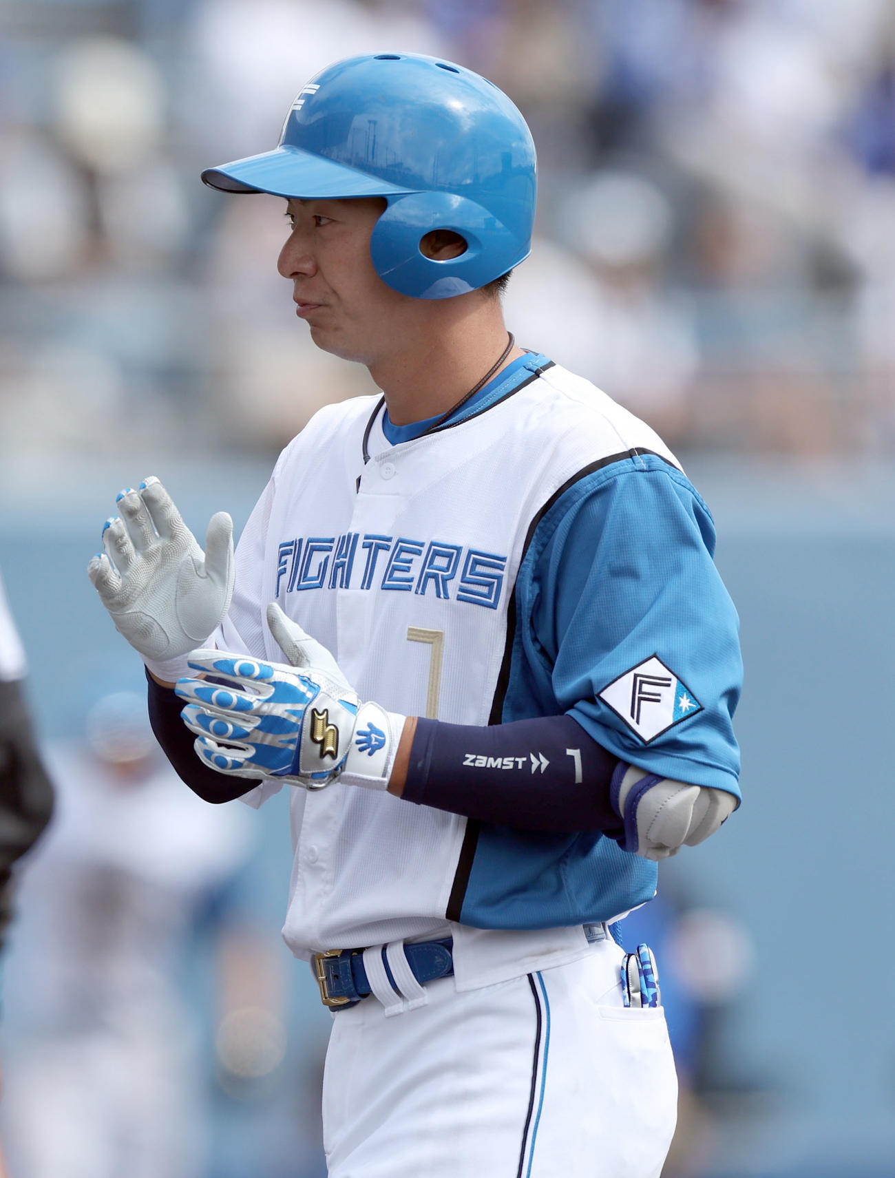 日本ハム対DeNA 5回裏日本ハム無死二、三塁、松本剛は中前適時打を放ち手をたたく（撮影・佐藤翔太）