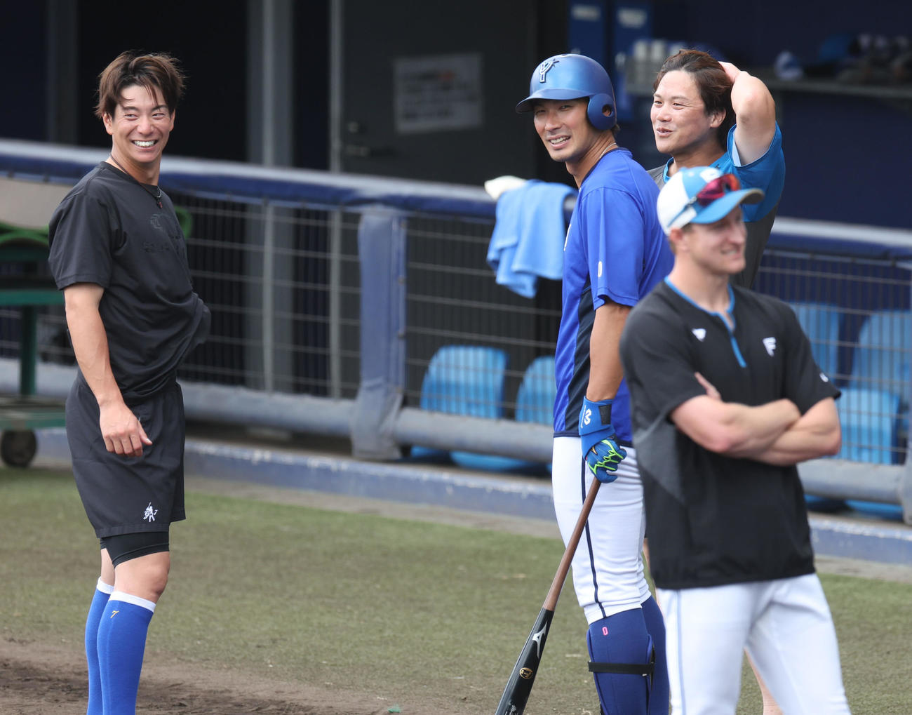 日本ハム対DeNA　試合前、会話をする左から日本ハム松本剛、DeNA大田、伏見（撮影・佐藤翔太）