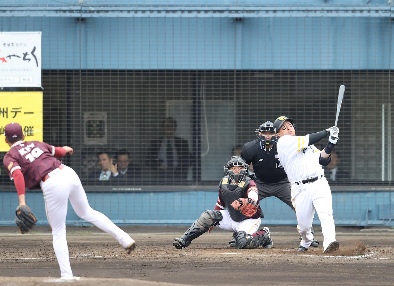 ソフトバンク対楽天モンキーズ　3回裏ソフトバンク無死二塁、山川は左越えに2点本塁打を放つ（撮影・梅根麻紀）