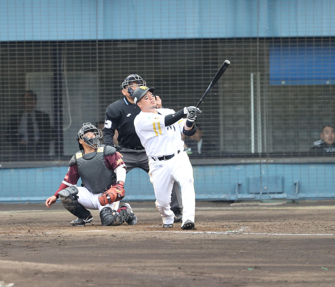ソフトバンク対楽天モンキーズ　3回裏ソフトバンク無死二塁、山川は左越えに2点本塁打を放つ（撮影・梅根麻紀）