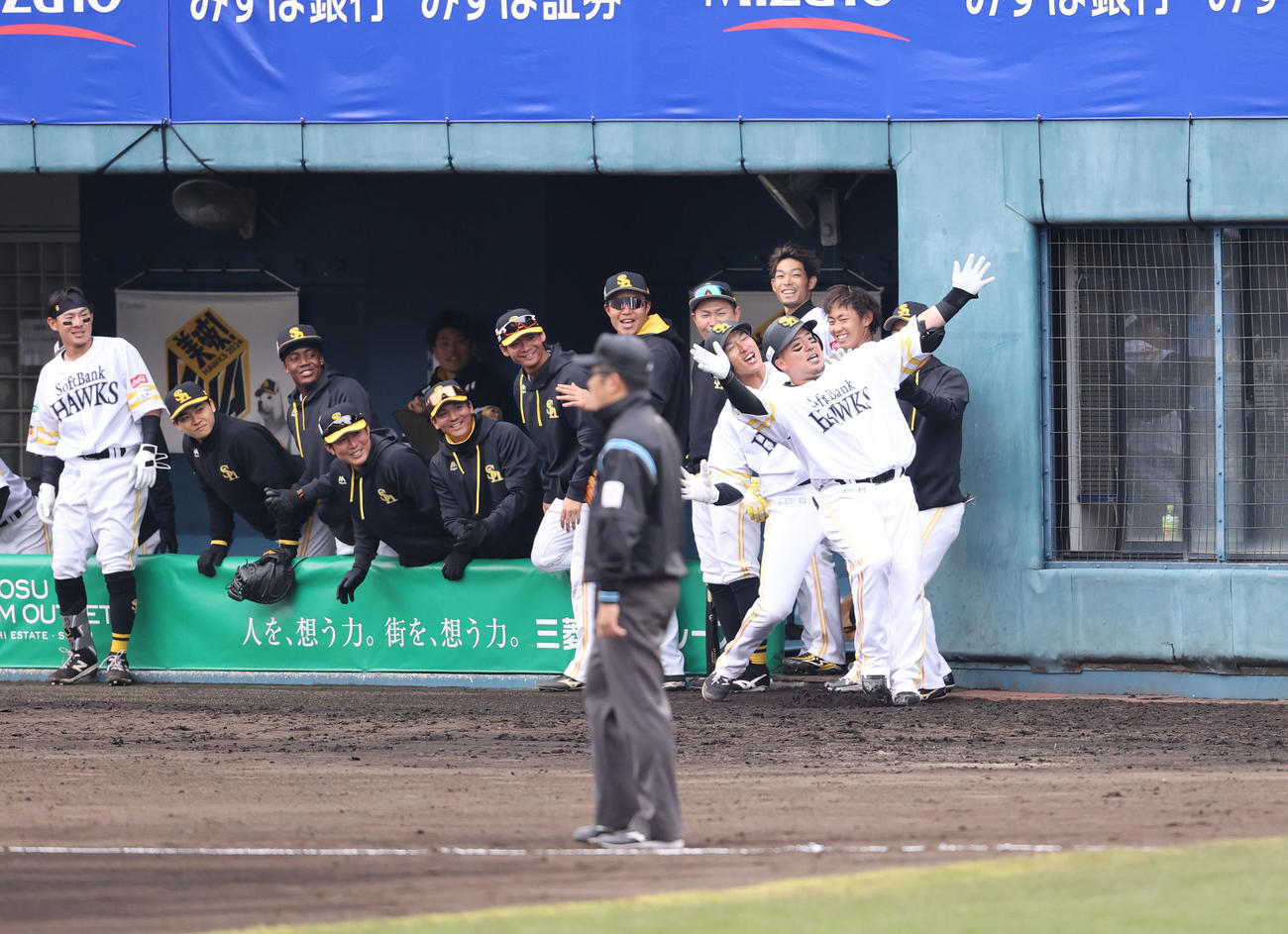 ソフトバンク対楽天モンキーズ　3回裏ソフトバンク無死二塁、山川は左越えに2点本塁打を放つ、柳田と「どすこい！！！」