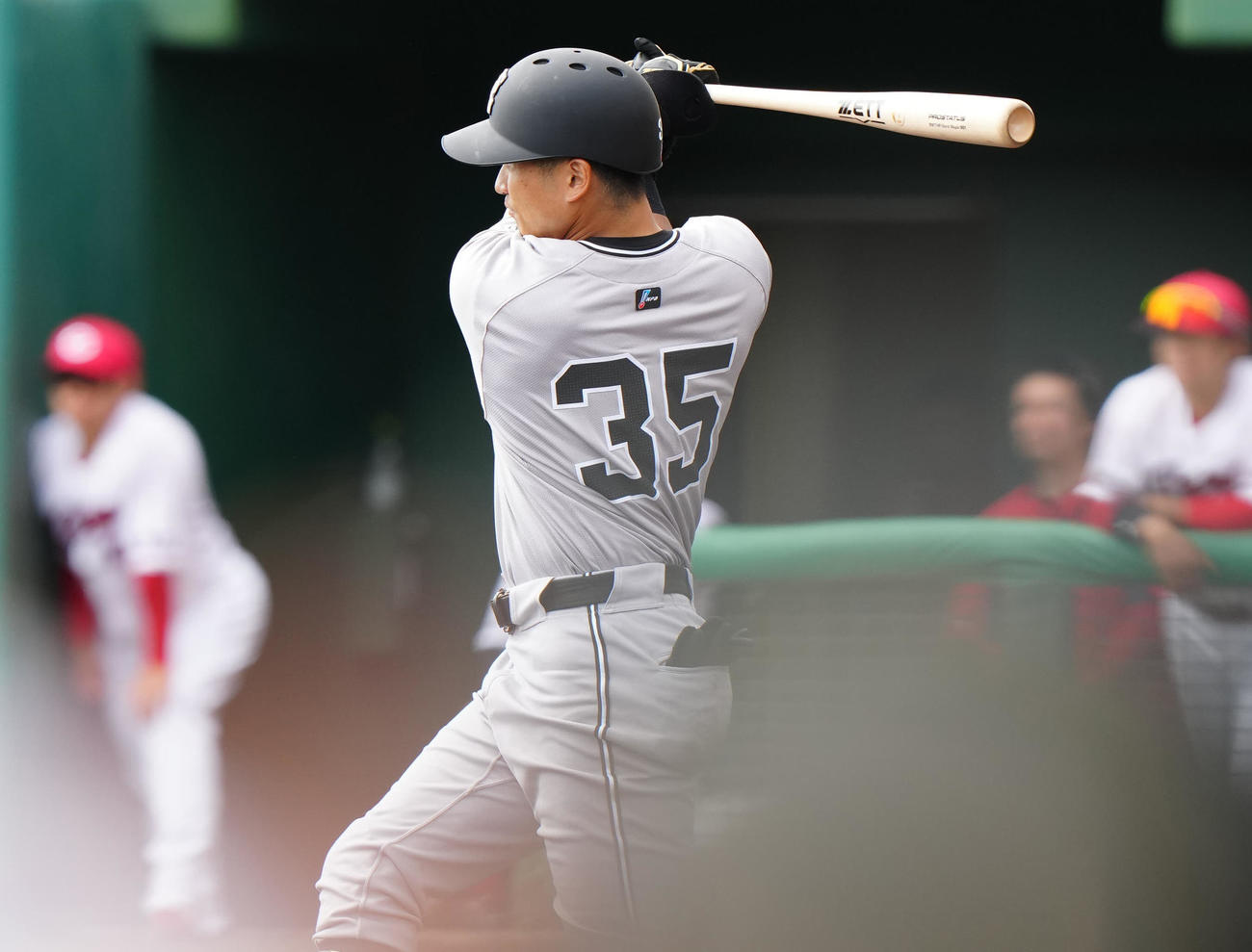 広島対巨人　3回表巨人1死二塁、適時二塁打を放つ泉口（撮影・江口和貴）