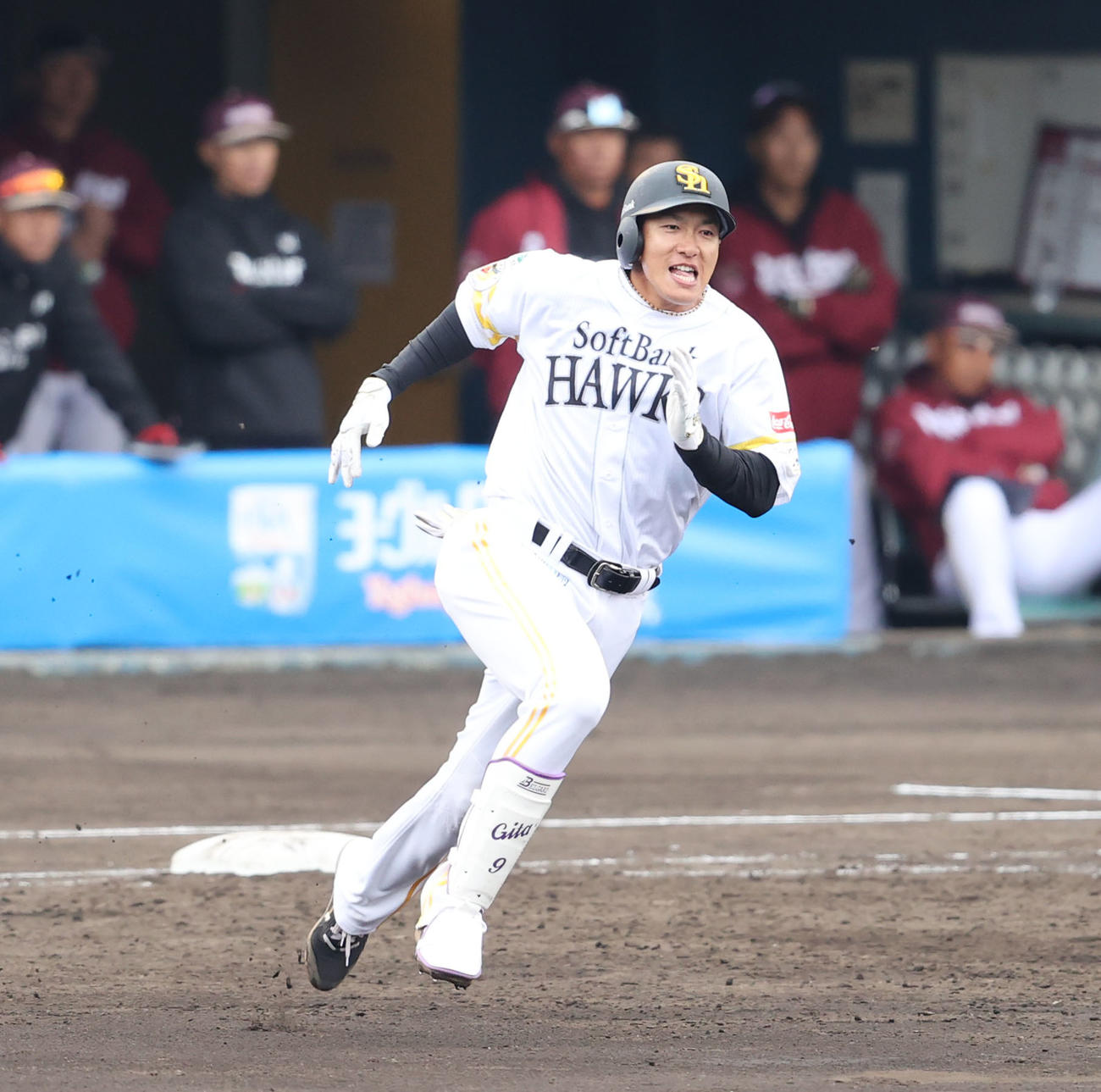 ソフトバンク対楽天モンキーズ　3回裏ソフトバンク無死一、二塁、柳田は左越え適時二塁打を放つ（撮影・梅根麻紀）