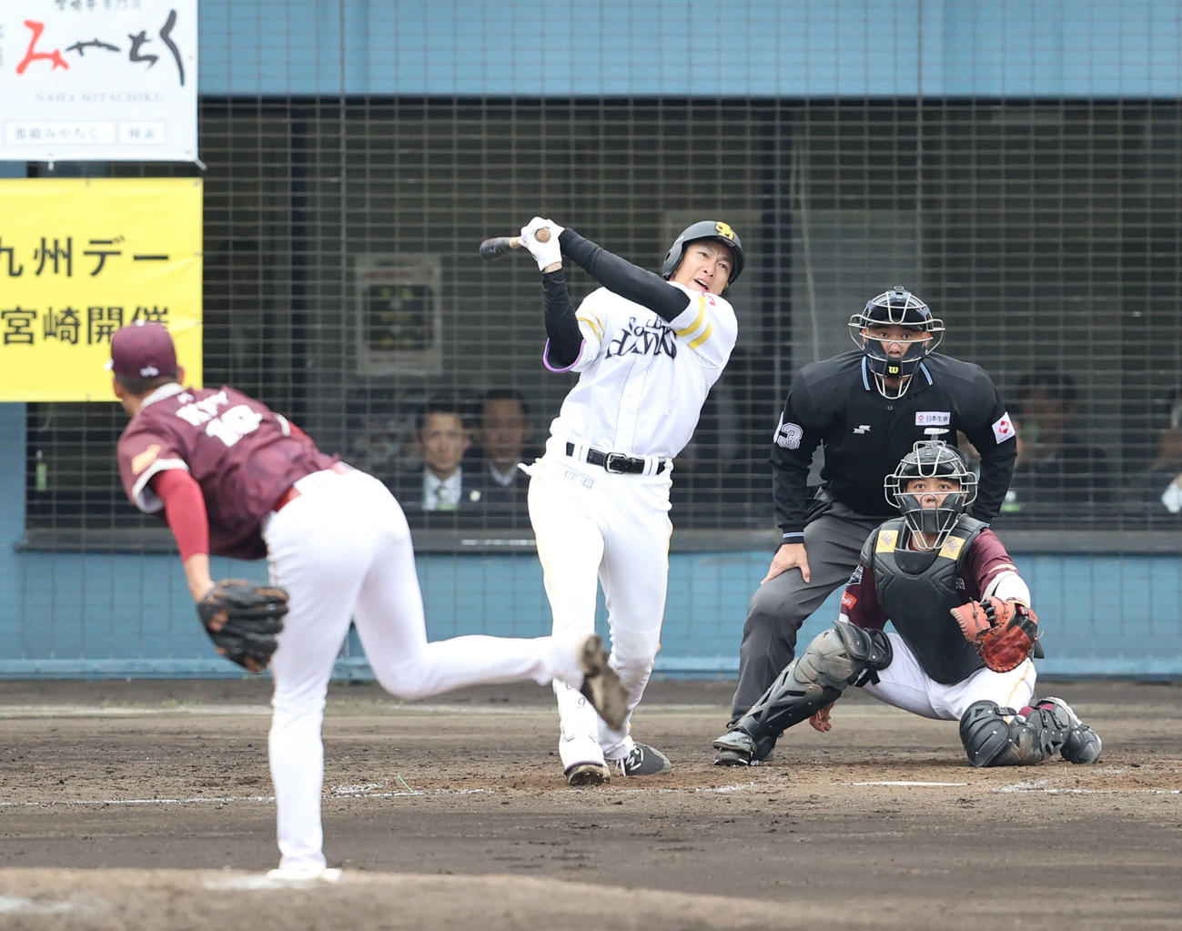 ソフトバンク対楽天モンキーズ　3回裏ソフトバンク無死一、二塁、柳田は左越え適時二塁打を放つ（撮影・梅根麻紀）