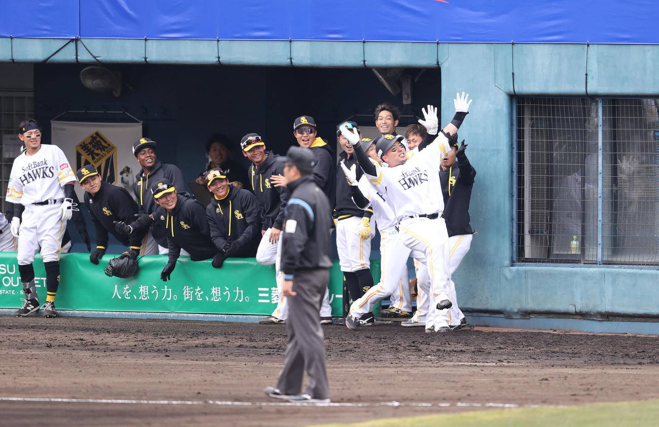 ソフトバンク対楽天モンキーズ　3回裏ソフトバンク無死二塁、山川は左越えに2点本塁打を放つ、柳田と「どすこい！！！」