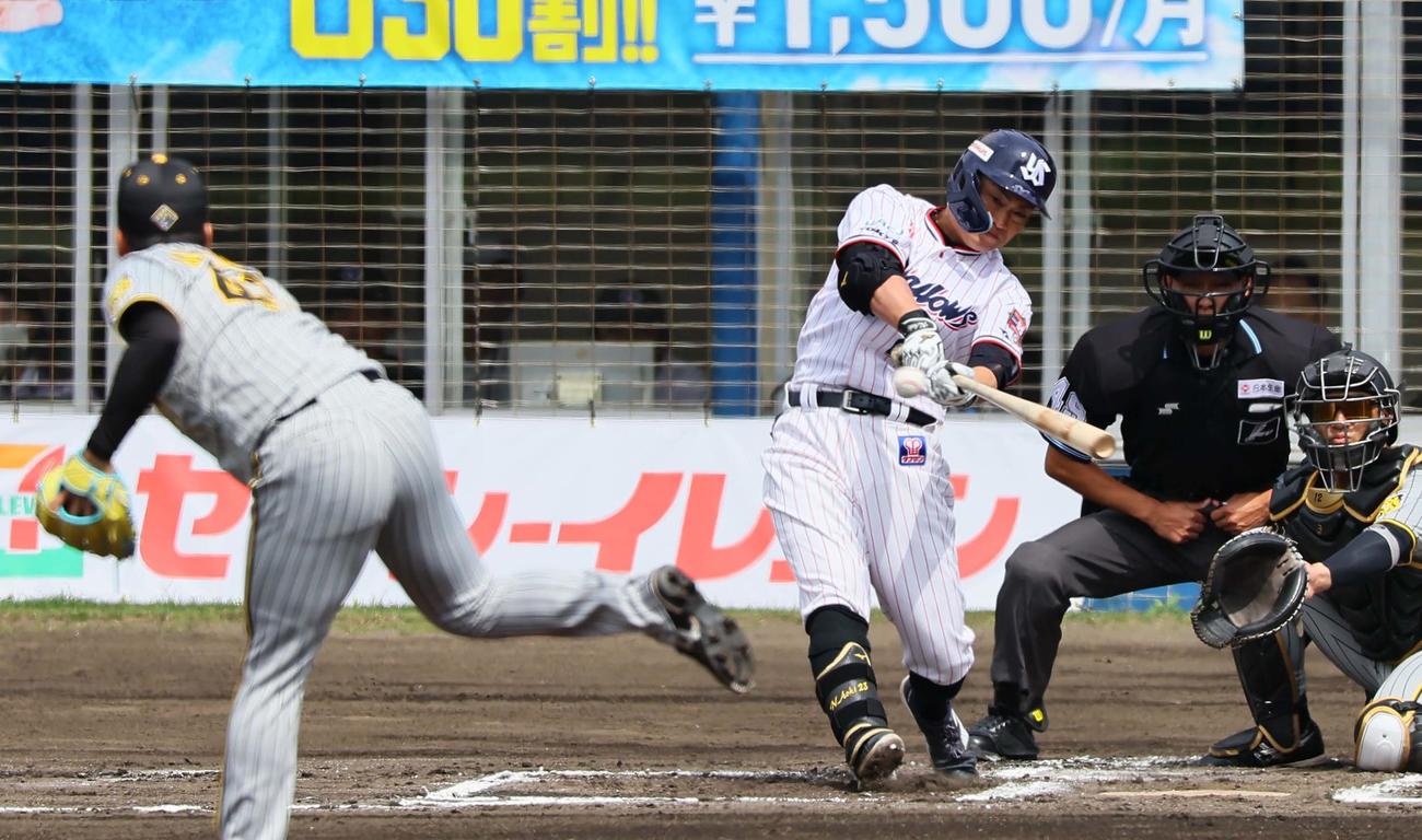 ヤクルト対阪神　1回裏ヤクルト無死一塁、青木は右前打を放つ（撮影・上田博志）