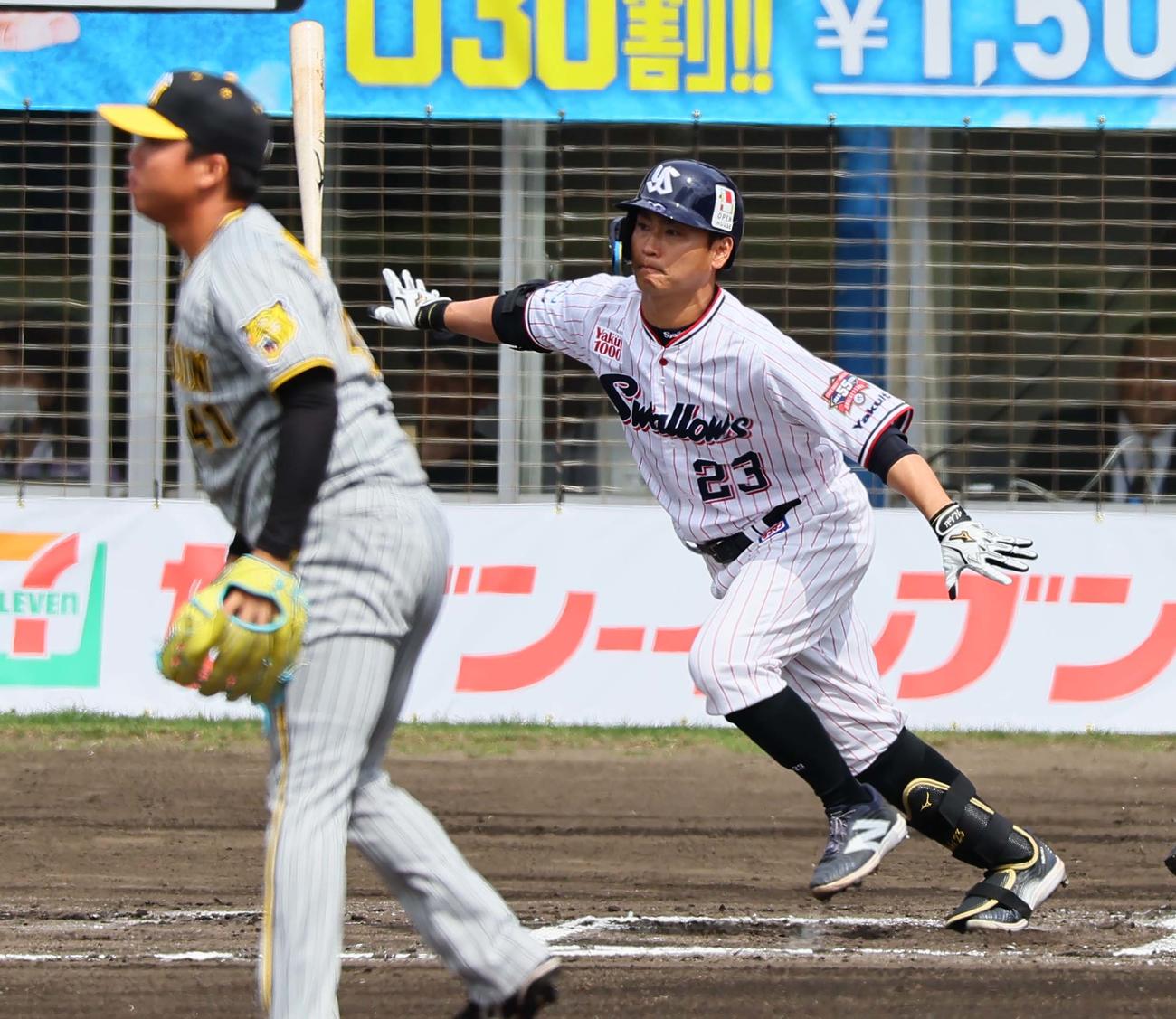 ヤクルト対阪神　1回裏ヤクルト無死一塁、青木は右前打を放つ（撮影・上田博志）