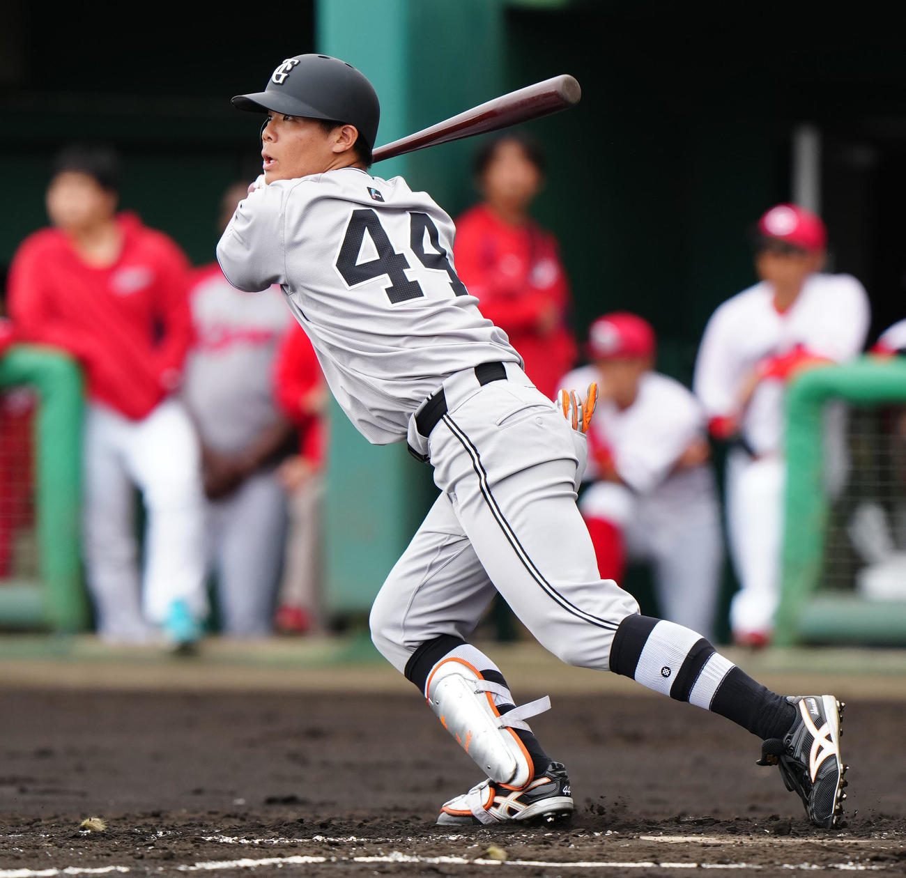 広島対巨人　2回表巨人1死一塁、先制適時二塁打を放つ佐々木（撮影・江口和貴）