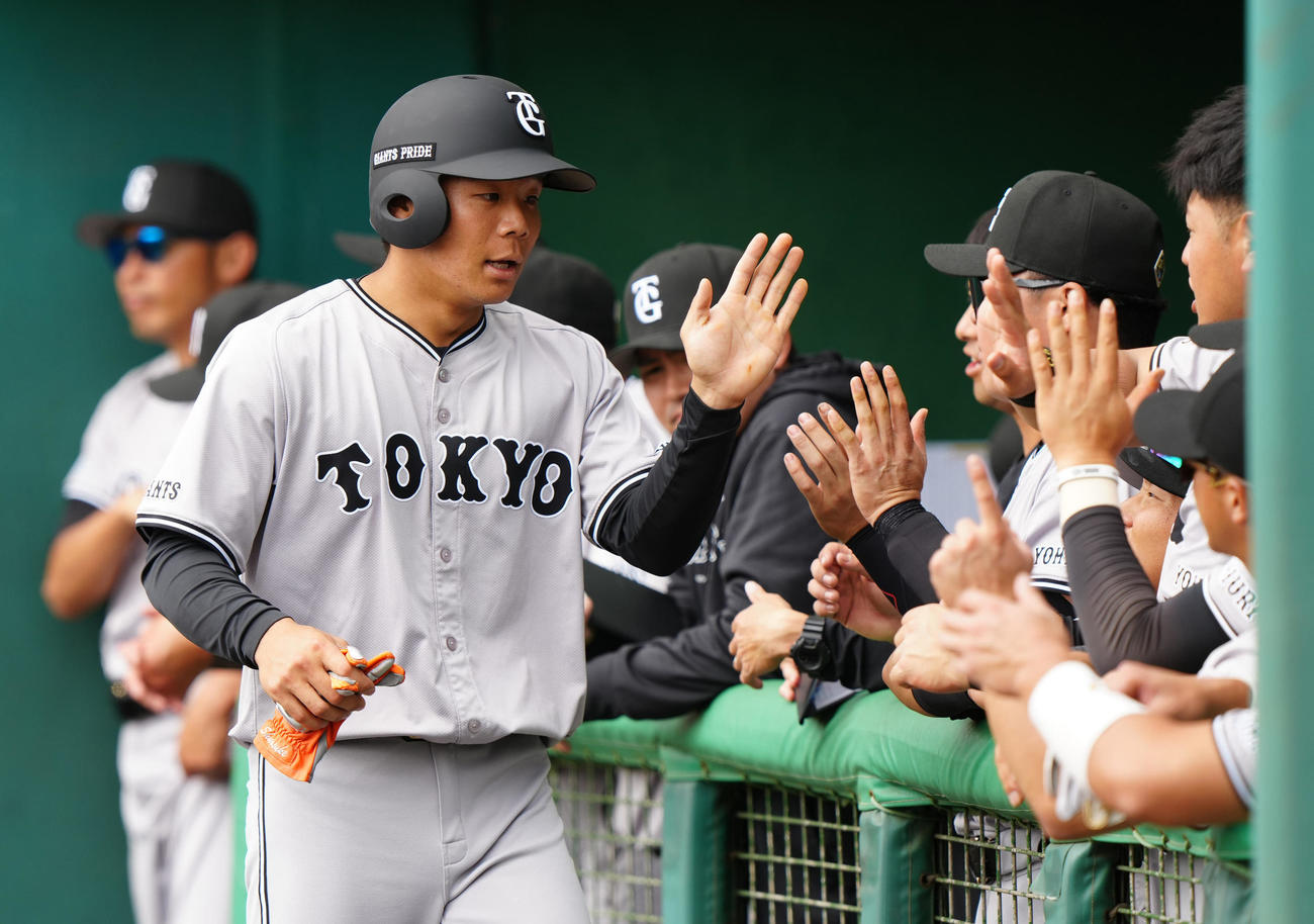 広島対巨人　3回表巨人1死二塁、泉口の適時二塁打で生還しタッチを交わす佐々木（撮影・江口和貴）