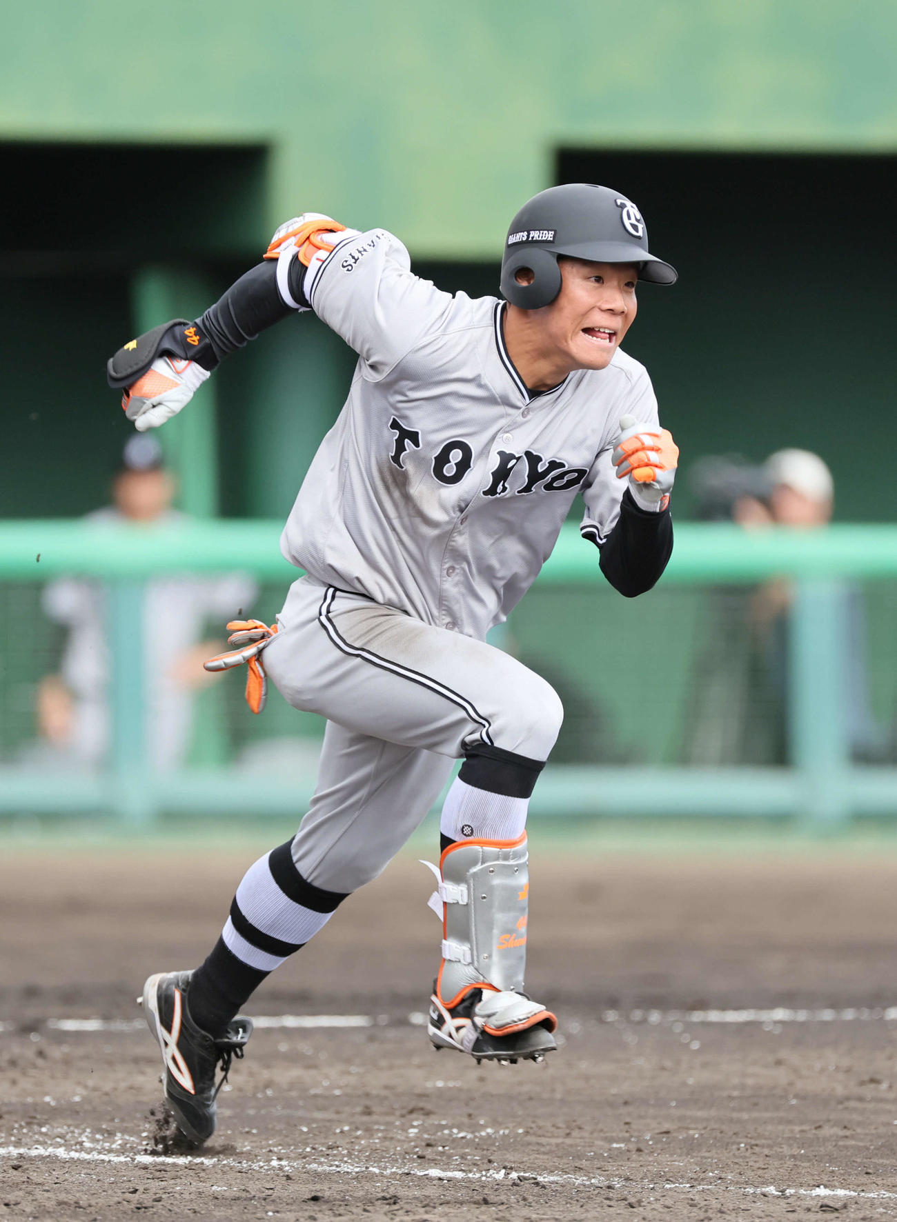 広島対巨人　7回表巨人無死一塁、捕ゴロも、一塁に激走する佐々木。送球エラーを誘い、一気に三塁へ（撮影・加藤孝規）
