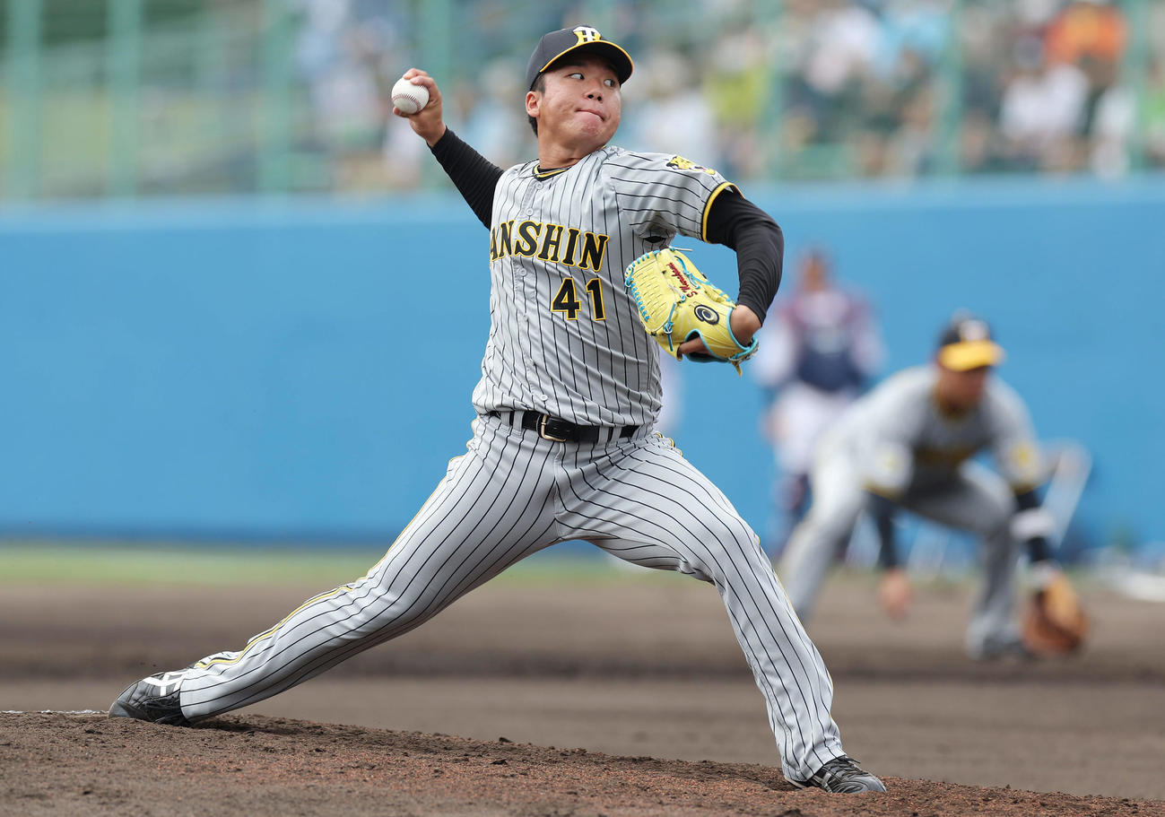 ヤクルト対阪神　初回に失点もその後は立ち直った阪神先発の村上（撮影・前田充）