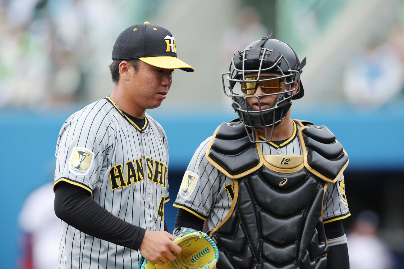 ヤクルト対阪神　3回裏を投げ終え、言葉を交わしながらベンチへ戻る阪神村上（左）と坂本（撮影・前田充）
