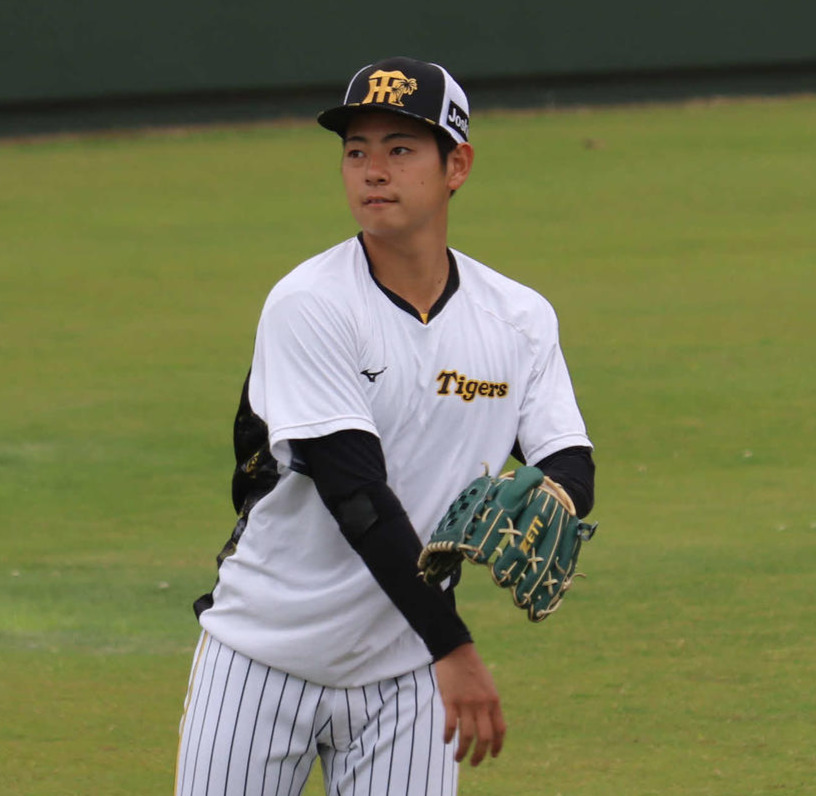 キャッチボールを行う阪神ドラフト1位下村海翔投手（撮影・波部俊之介）