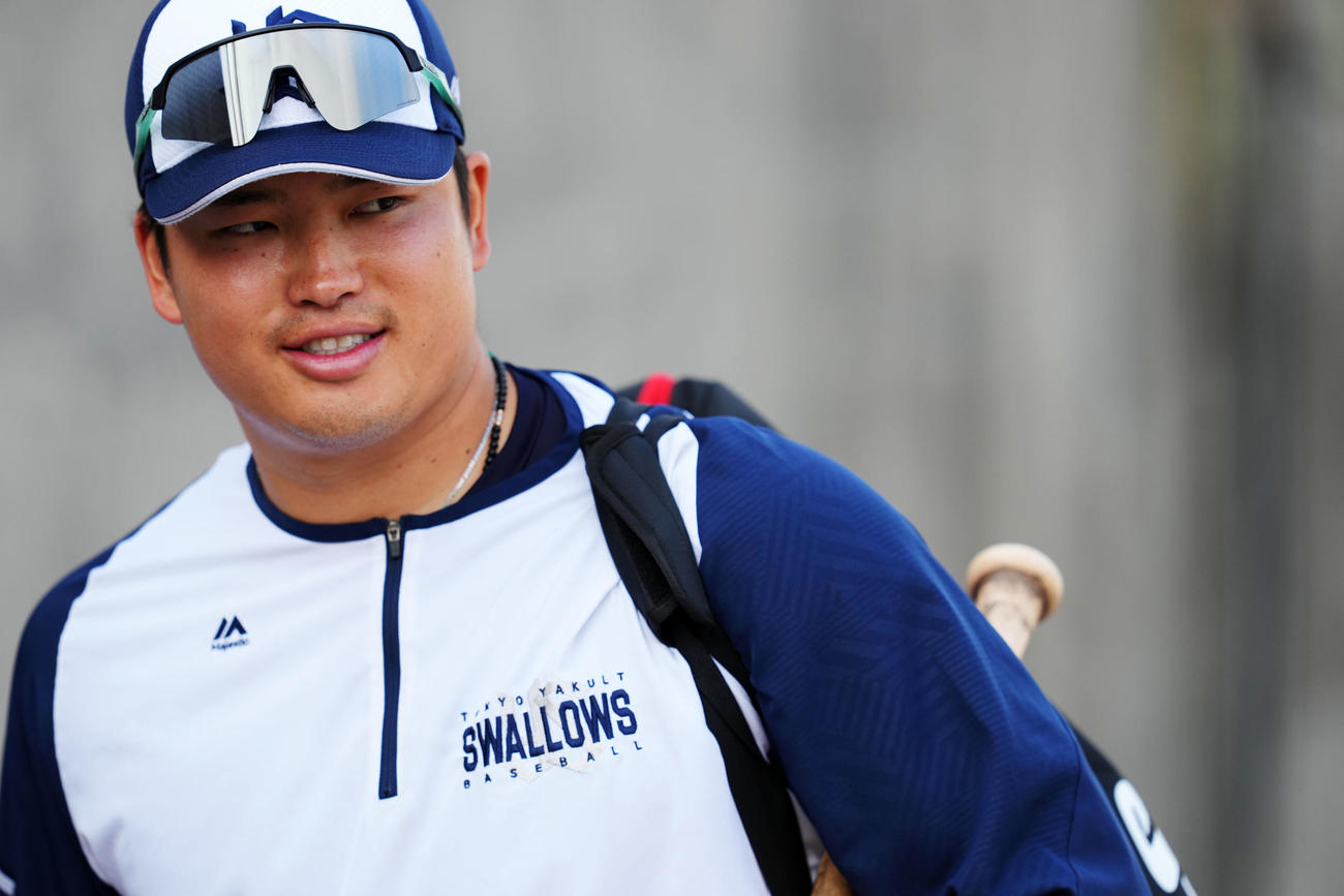 ヤクルト対阪神　笑顔で練習へ向かうヤクルト村上（撮影・横山健太）