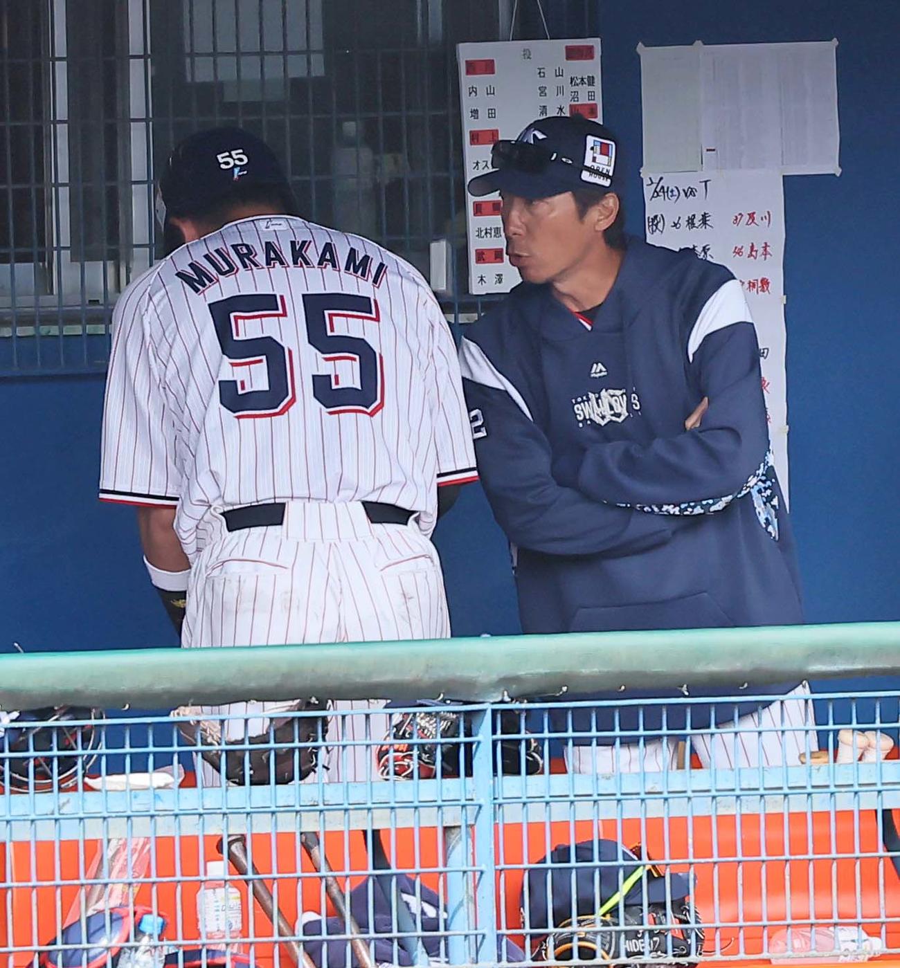 ヤクルト対阪神　ベンチで村上（左）に声を掛ける高津監督（撮影・上田博志）