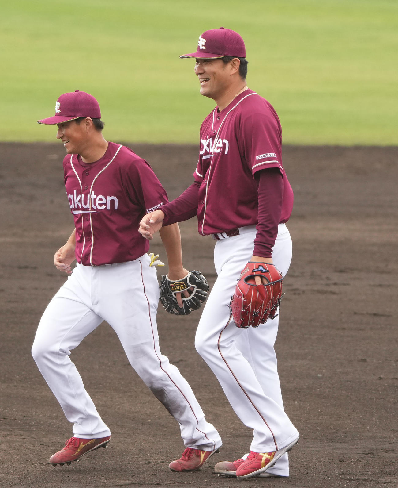 中日対楽天　1回終了、明るい表情でベンチへ戻る田中将（右）（撮影・森本幸一）