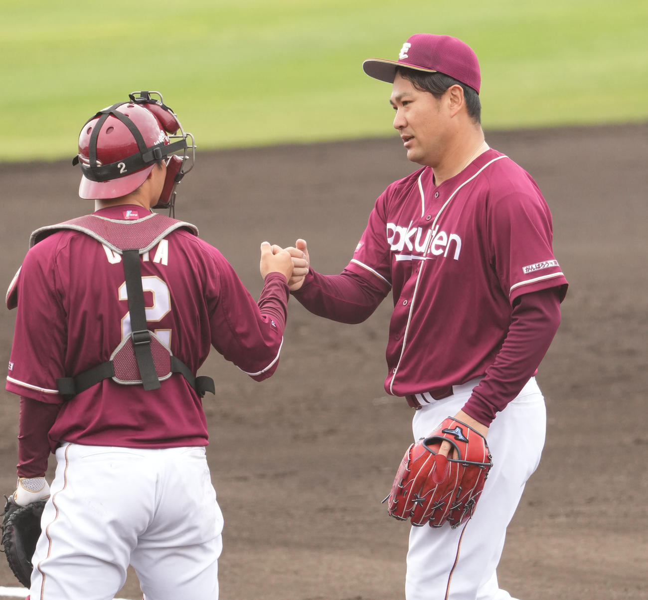 中日対楽天　1回終了、ベンチへ戻る田中将（右）（撮影・森本幸一）