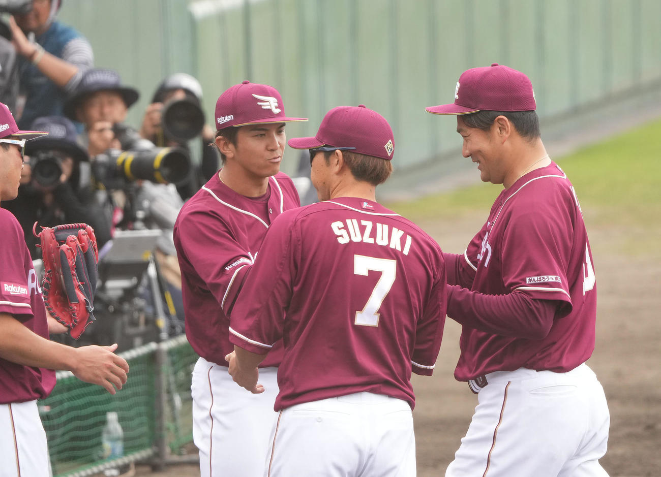 中日対楽天　1回終了、ベンチへ戻る田中将（右）（撮影・森本幸一）