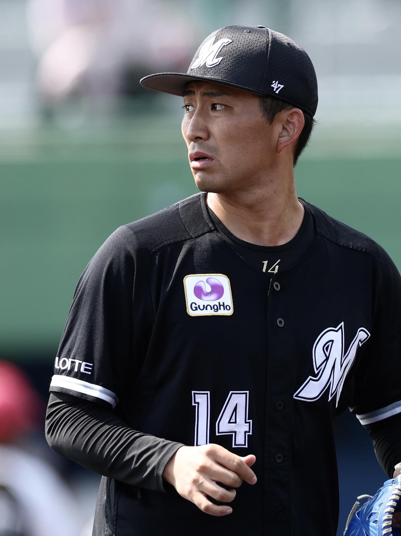 ロッテ対韓国ロッテ　2回裏を抑え、ベンチに戻るロッテ小島（撮影・河田真司）