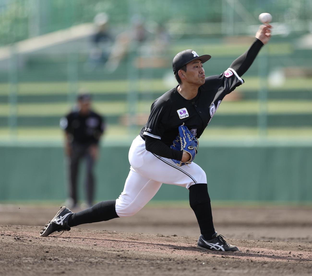 ロッテ対韓国ロッテ　2回裏、力投するロッテ小島（撮影・河田真司）