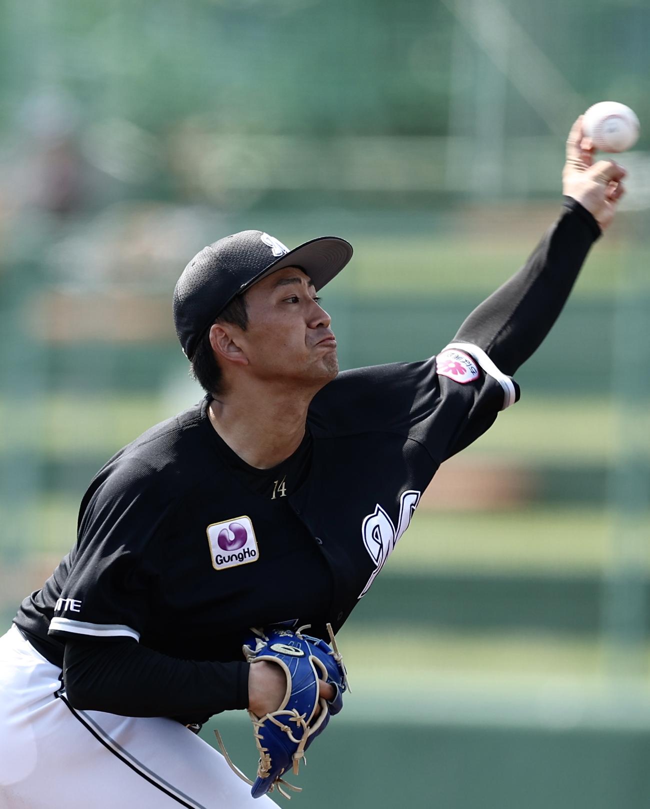 ロッテ対韓国ロッテ　2回裏、力投するロッテ小島（撮影・河田真司）