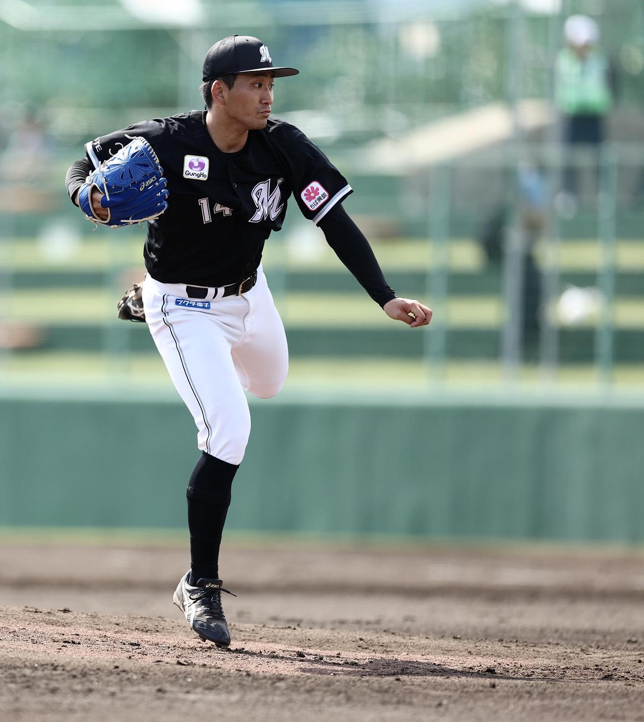 ロッテ対韓国ロッテ　2回裏、力投するロッテ小島（撮影・河田真司）