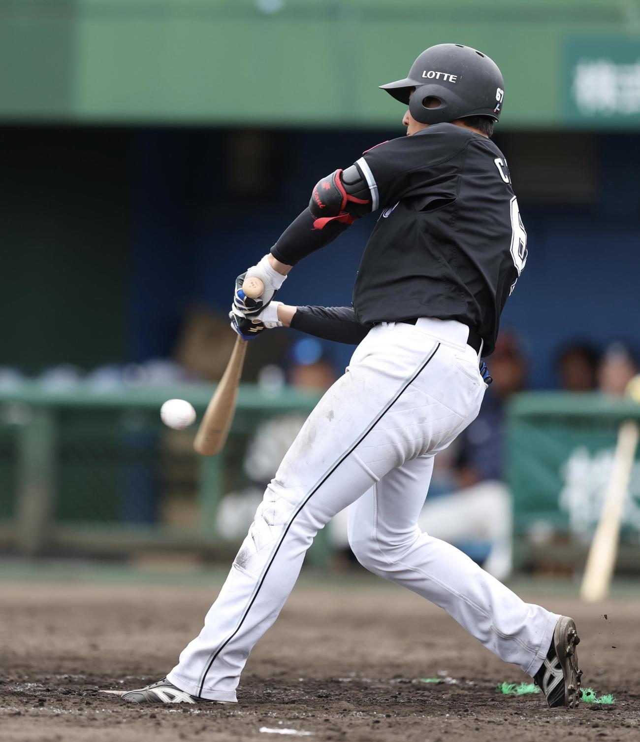 ロッテ対韓国ロッテ　8回表ロッテ1死二塁、中前適時打を放つ茶谷（撮影・河田真司）