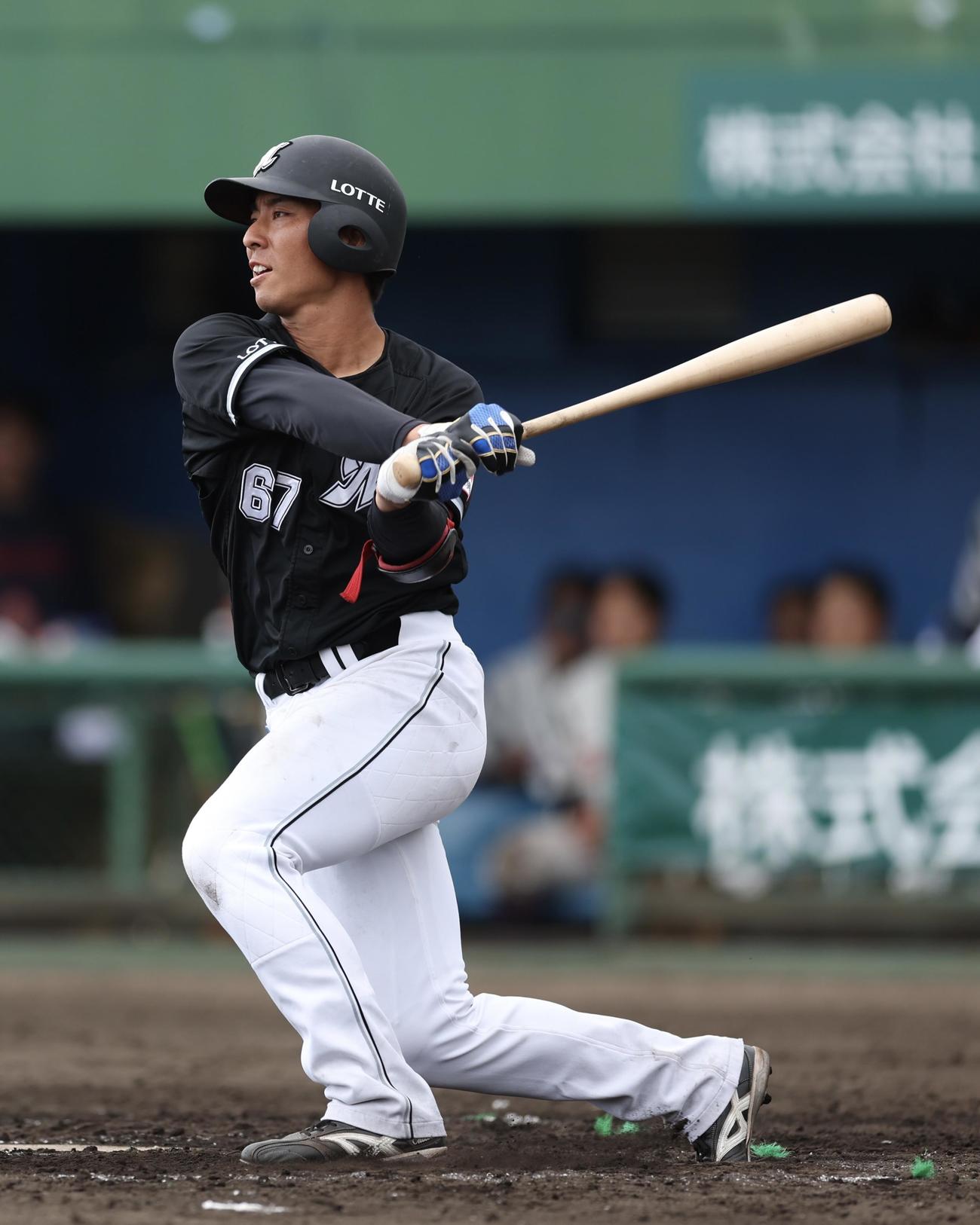 ロッテ対韓国ロッテ　7回表ロッテ1死三塁、左前適時打を放つ茶谷（撮影・河田真司）