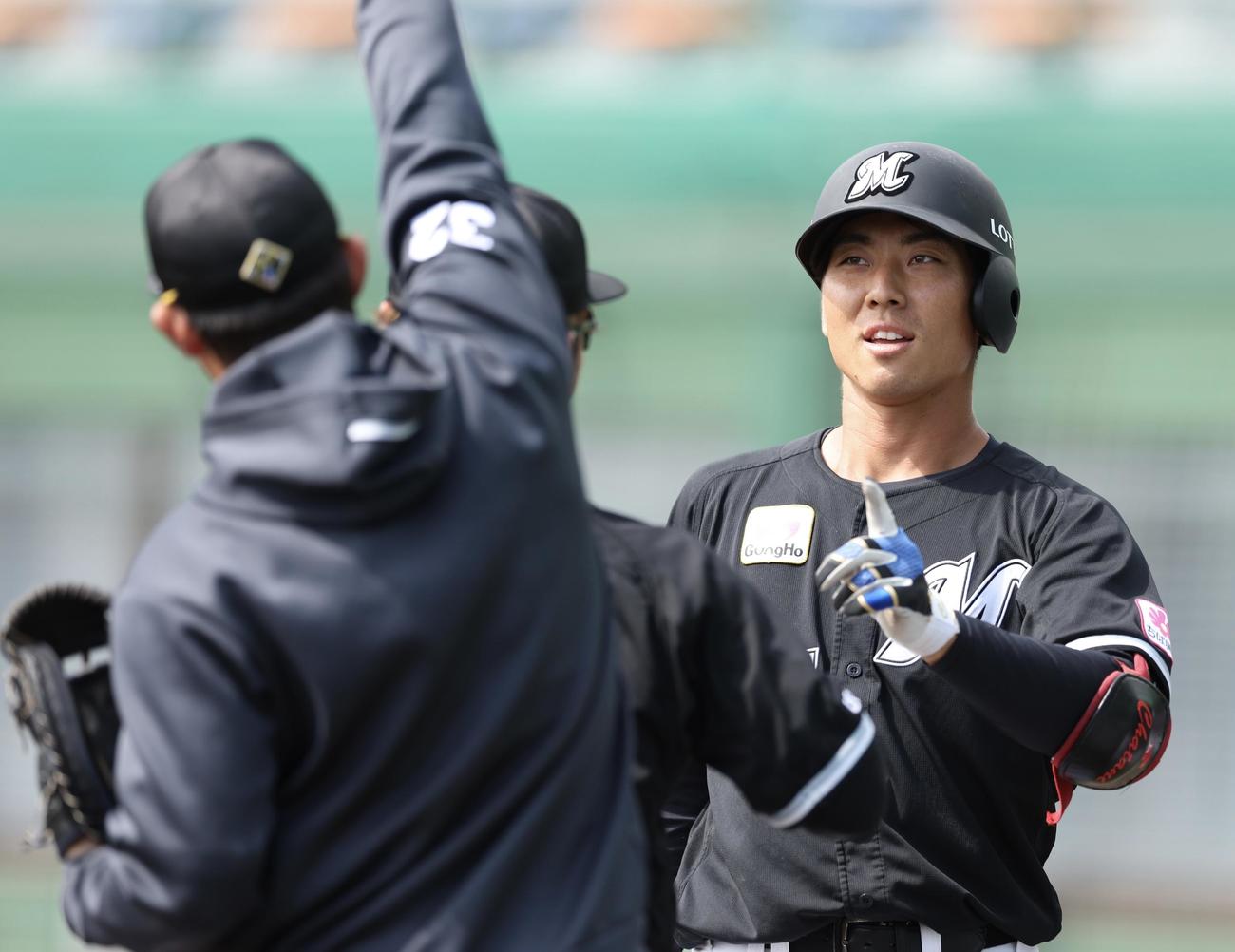 ロッテ対韓国ロッテ　3回表ロッテ2死、左越え先制ソロ本塁打で生還し、チームメイトに迎えられる茶谷（撮影・河田真司）