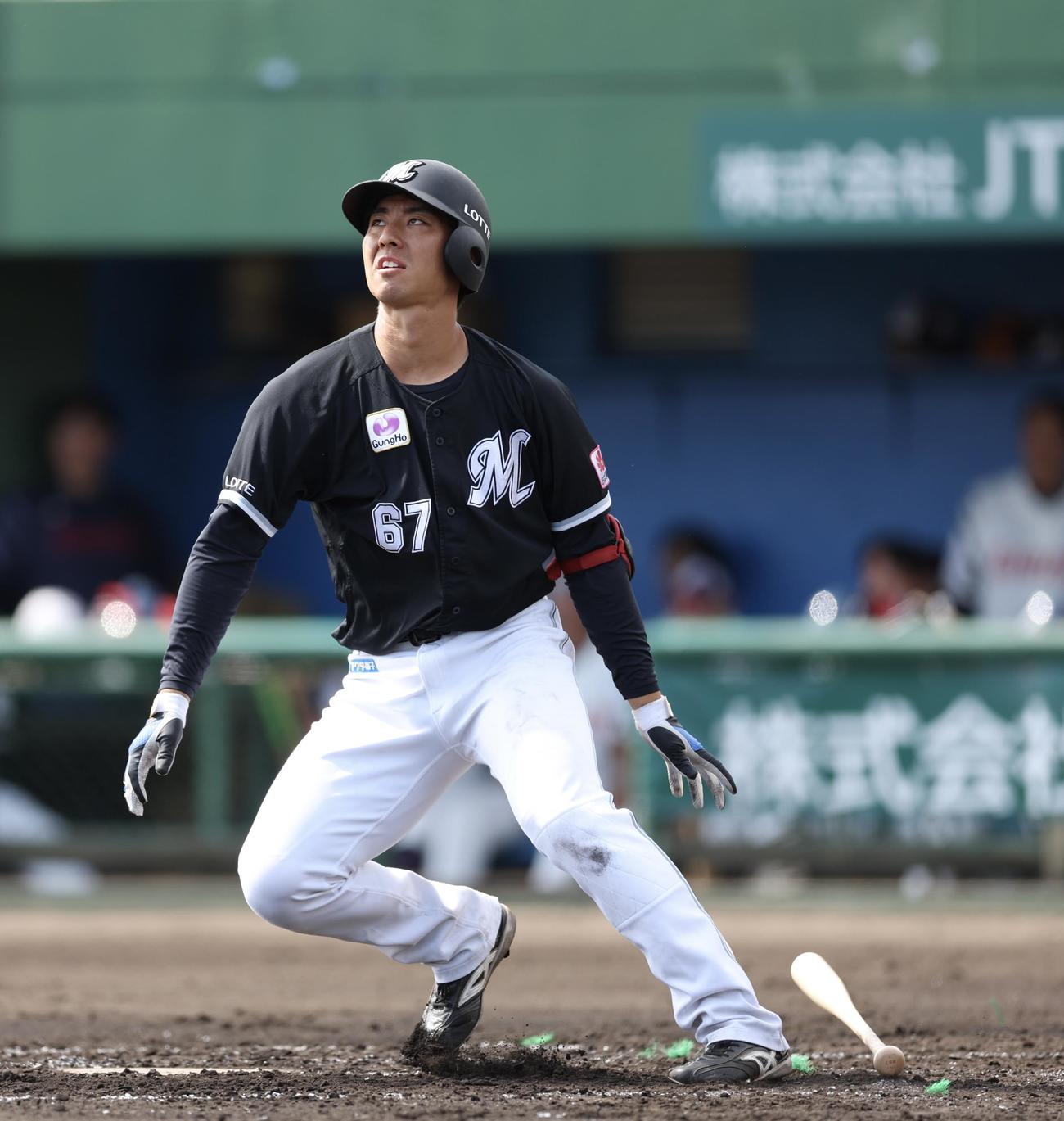 ロッテ対韓国ロッテ　3回表ロッテ2死、左越え先制ソロ本塁打を放つ茶谷（撮影・河田真司）