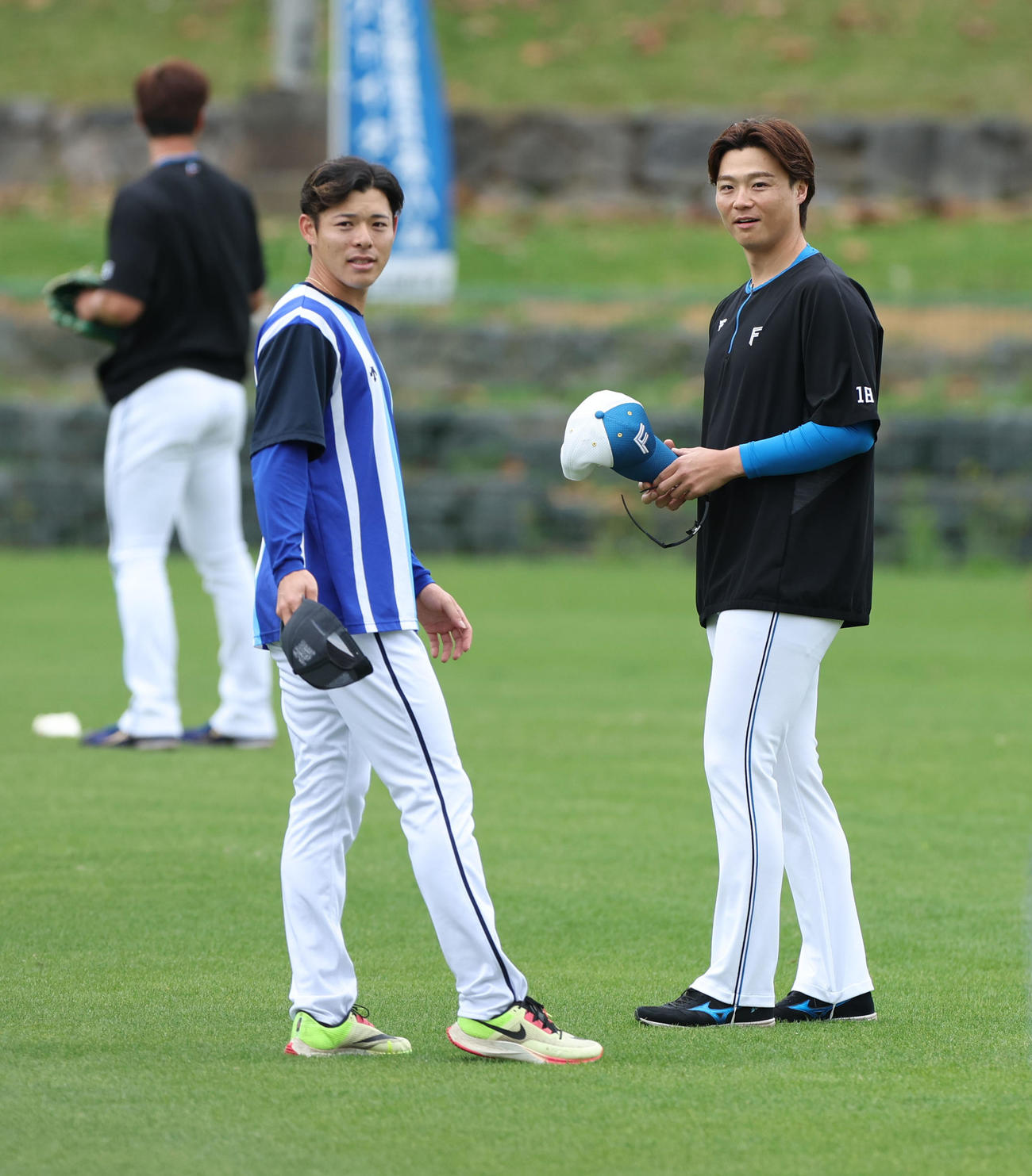 日本ハム対DeNA　試合前、会話するDeNA中川（左）と日本ハム山崎（撮影・佐藤翔太）