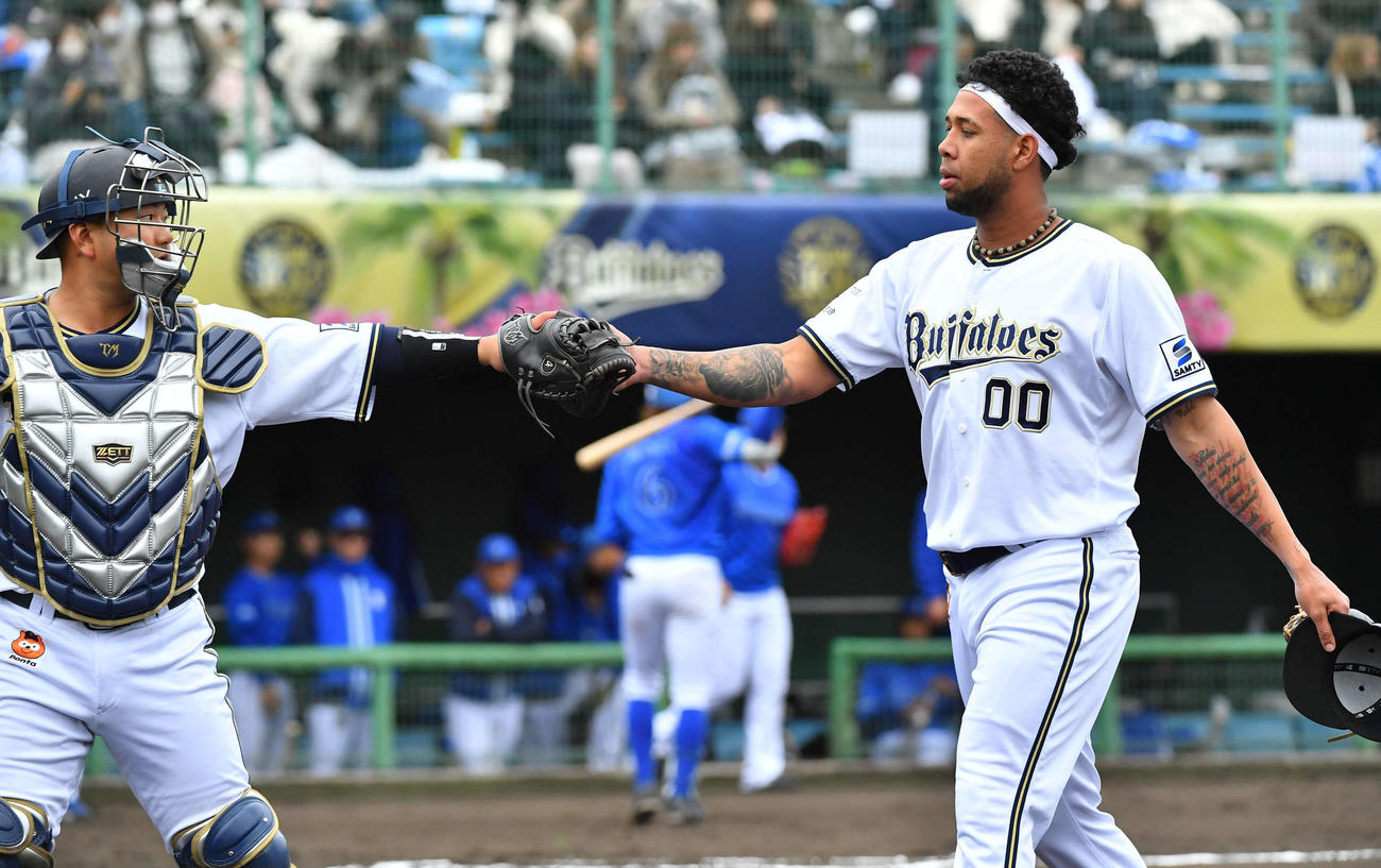 オリックス対DeNA2軍　6回表を3者連続三振に抑え、森（左）とタッチを交わしながらベンチへ戻るオリックスのエスピノーザ（撮影・岩下翔太）