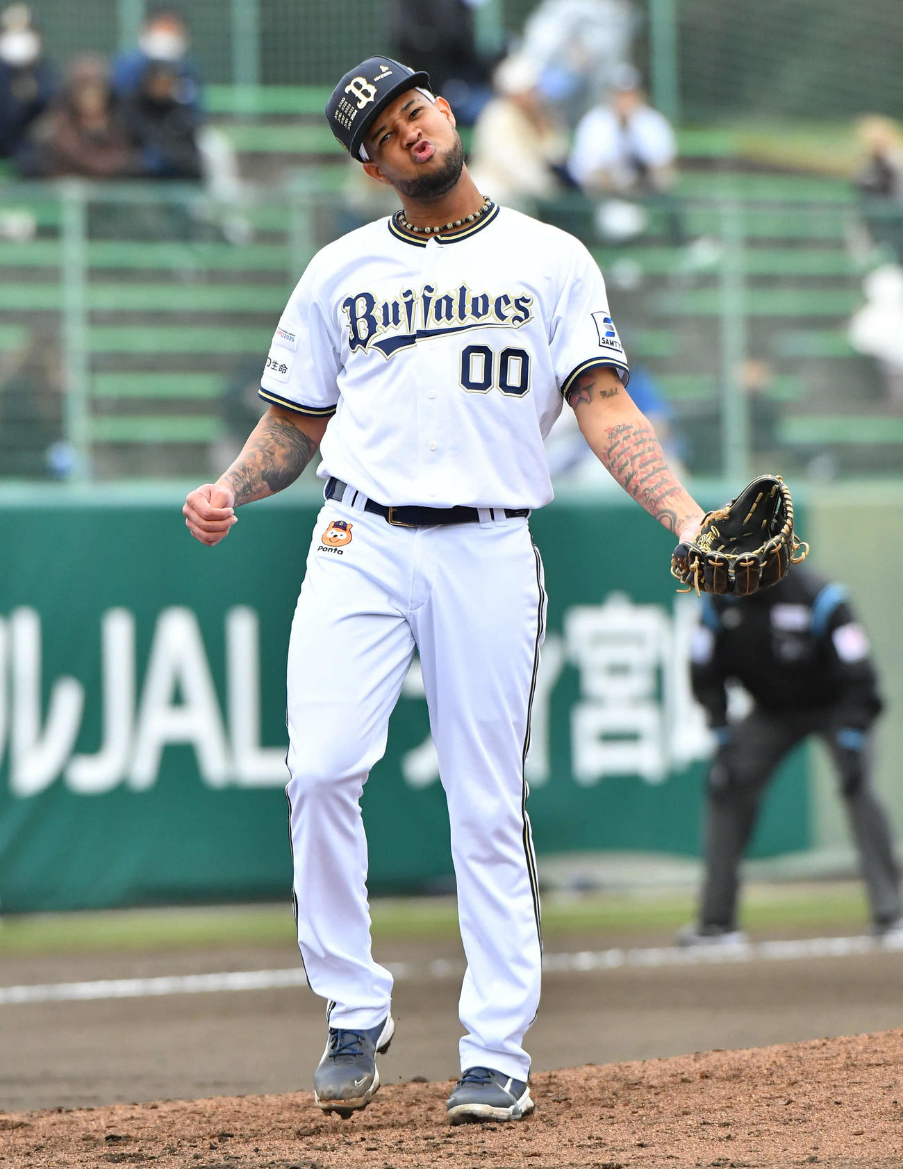オリックス対DeNA2軍　6回表DeNA1死、梶原を三振に抑えたと思いきやボールの判定となり、悔しそうに首をかしげるエスピノーザ（撮影・岩下翔太）