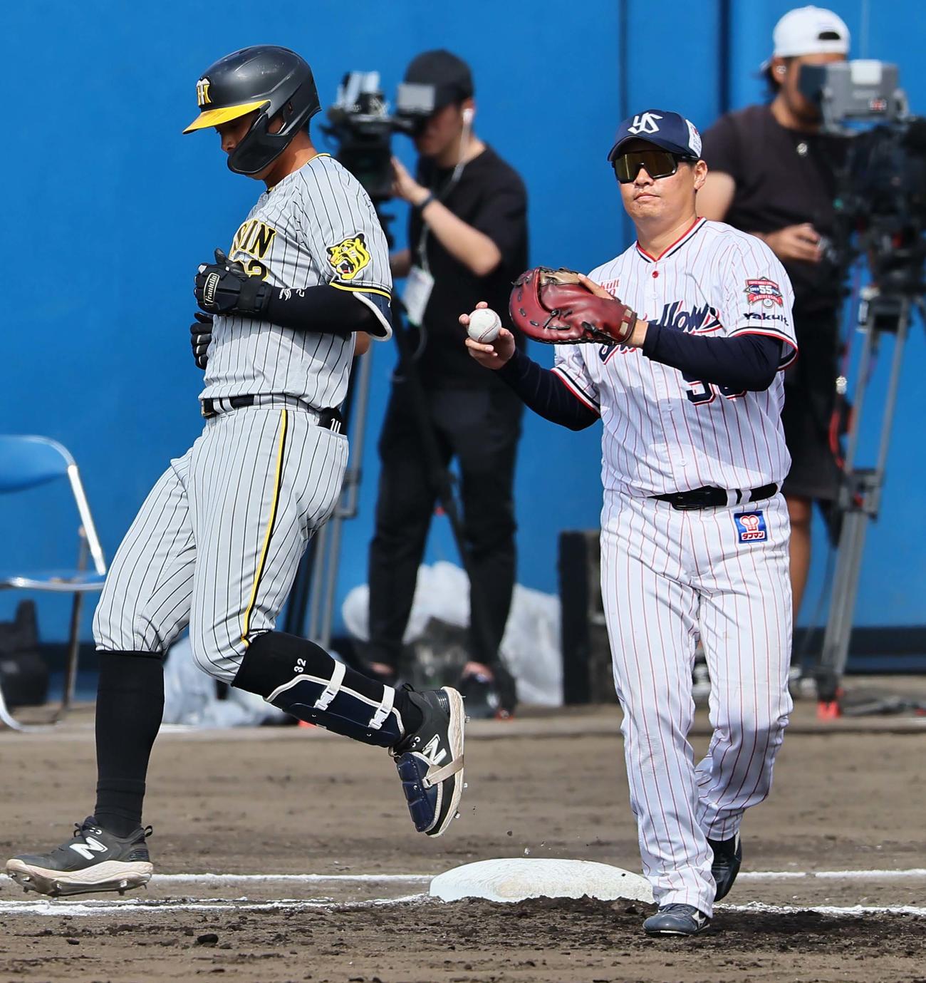 ヤクルト対阪神　5回表阪神1死、井上は遊ゴロに倒れる（撮影・上田博志）
