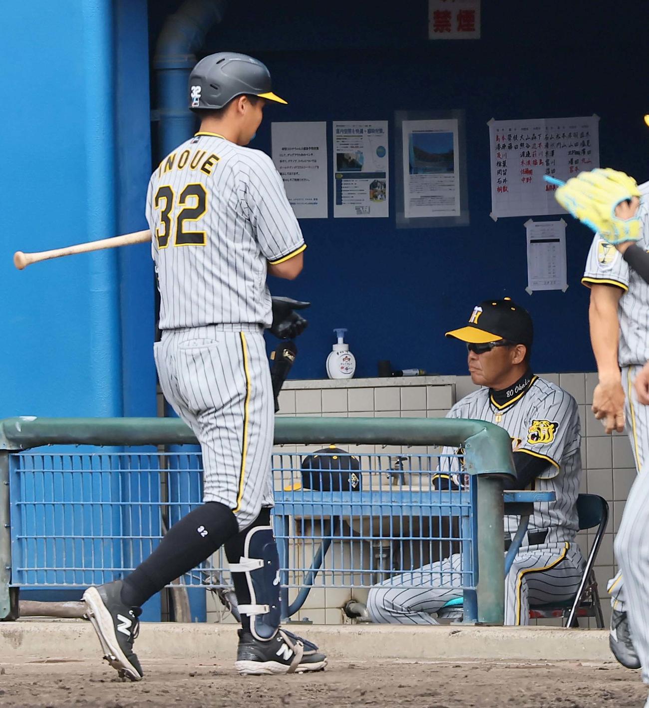ヤクルト対阪神　2回表阪神2死、三振に倒れベンチに引き揚げる井上。右は岡田監督（撮影・上田博志）