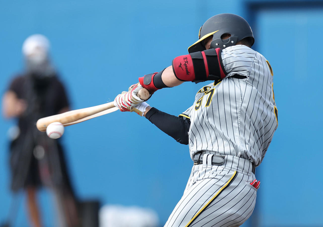 ヤクルト対阪神　5回表阪神無死、バットを折られ三ゴロに倒れる野口（撮影・前田充）