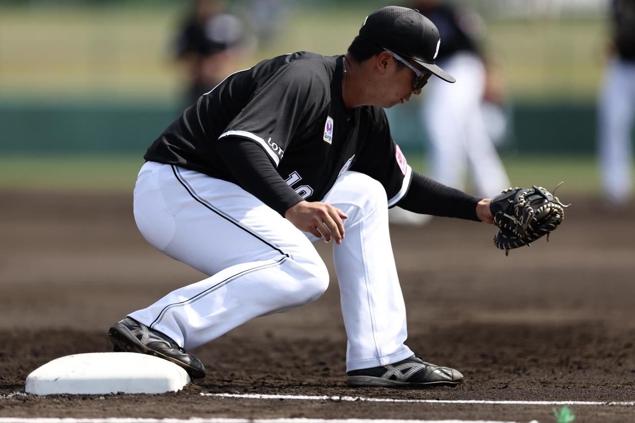 韓国ロッテとの練習試合で一塁守備に入る上田（撮影・河田真司）