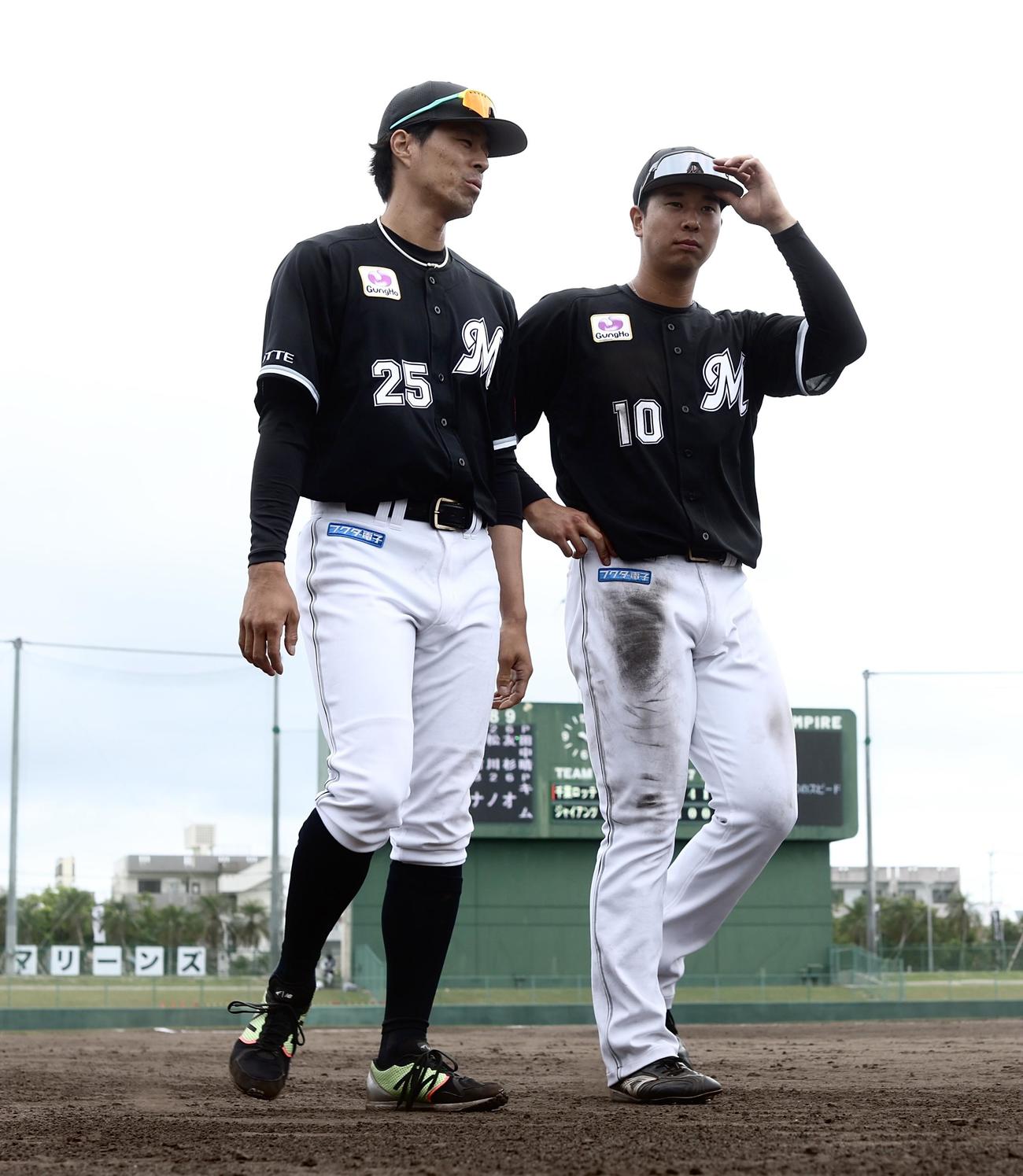 韓国ロッテとの練習試合を終え、岡と言葉を交わしながら移動する上田（撮影・河田真司）