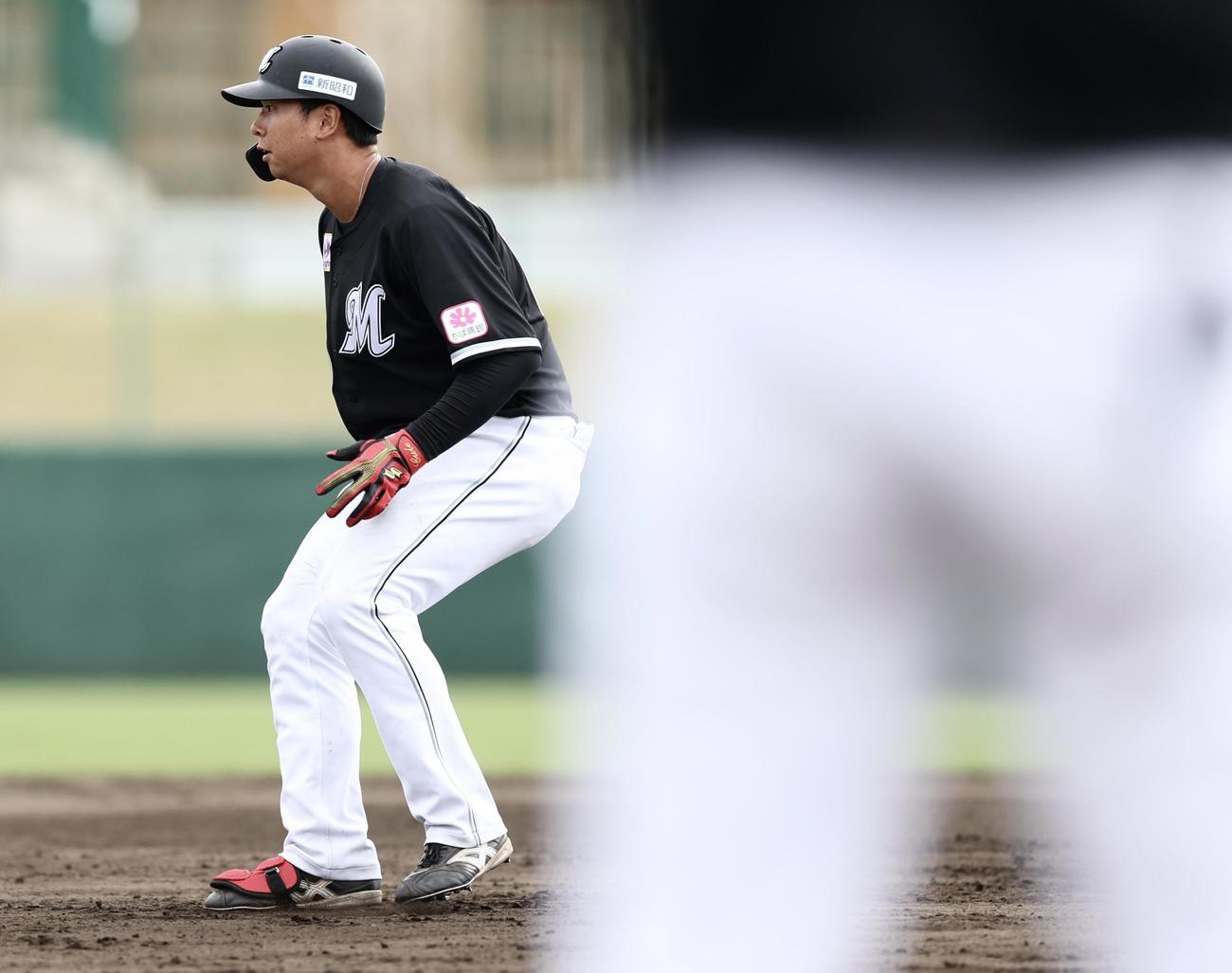 ロッテ対韓国ロッテ　9回表、二塁打を放ち出塁する上田（撮影・河田真司）