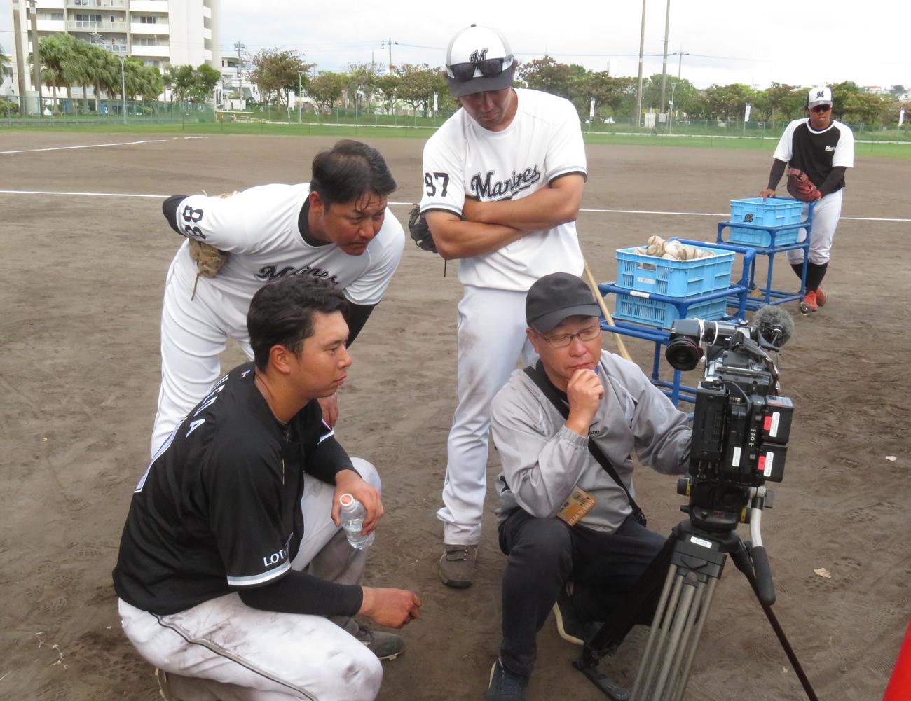 テレビカメラの映像を見返す上田（左下）（撮影・星夏穂）