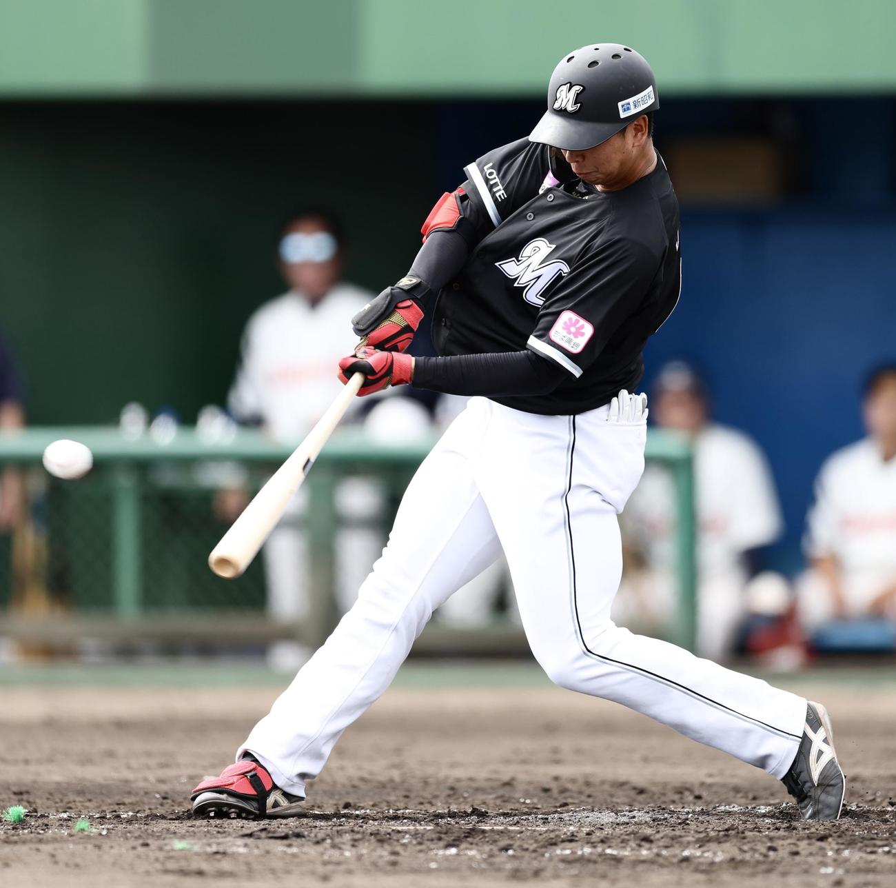 ロッテ対韓国ロッテ　4回表、右前打を放つ上田（撮影・河田真司）